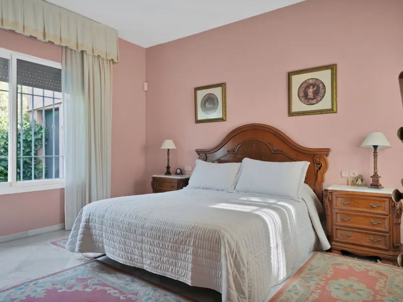 Welcome to this stunning classic-style villa is located in Alta Vista, San Pedro de Alcántara, Málaga. With a plot size of 1000m² and a built area of 500m², this property offers ample space to enjoy life on the Costa del Sol.