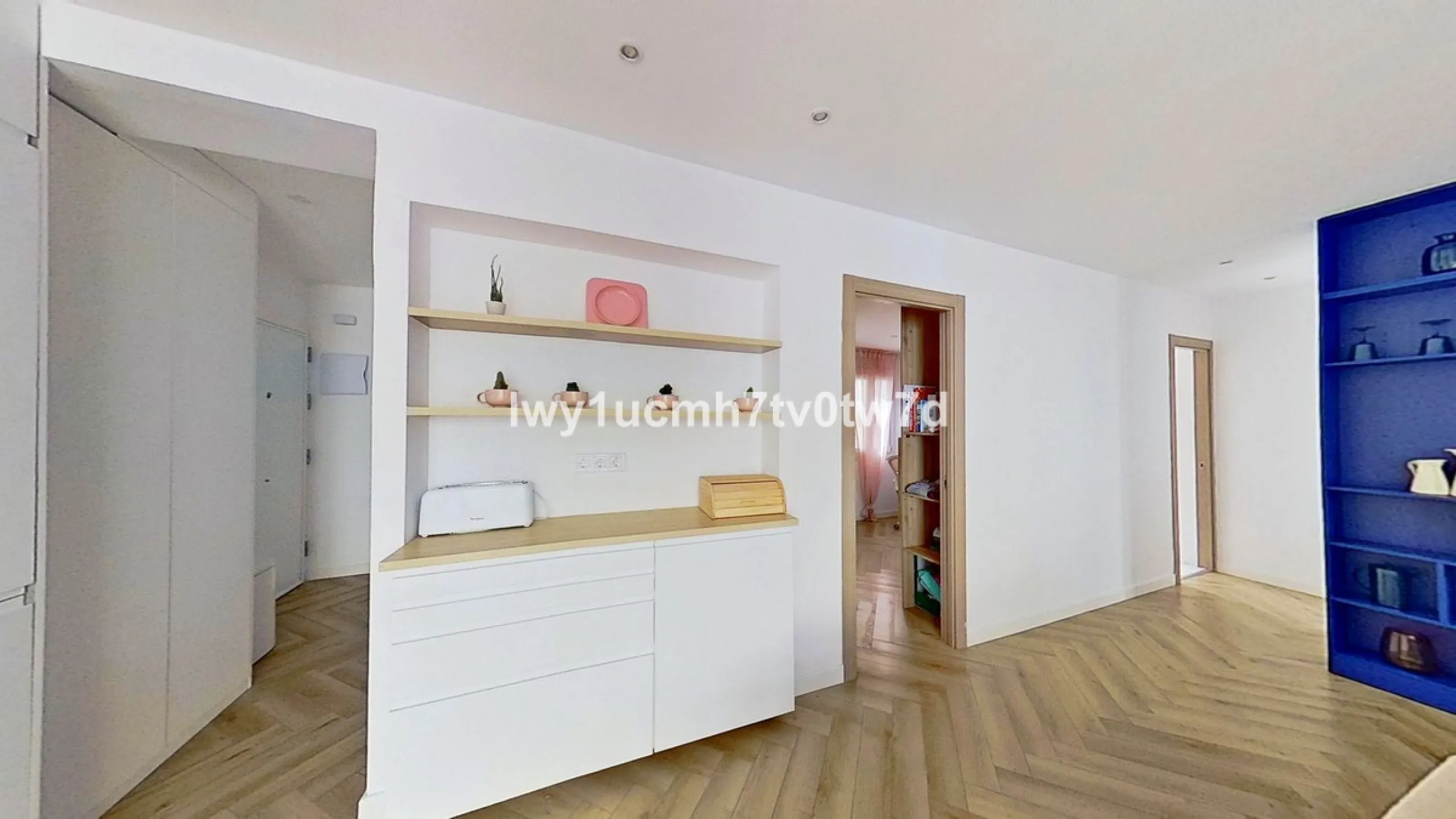 We are pleased to present this EXCLUSIVE 72 m² flat, renovated for maximum comfort in one of the most sought-after areas of Malaga, where there are 300 days of sunshine a year and a mild climate all year round. Discover your new home in the heart of Malag