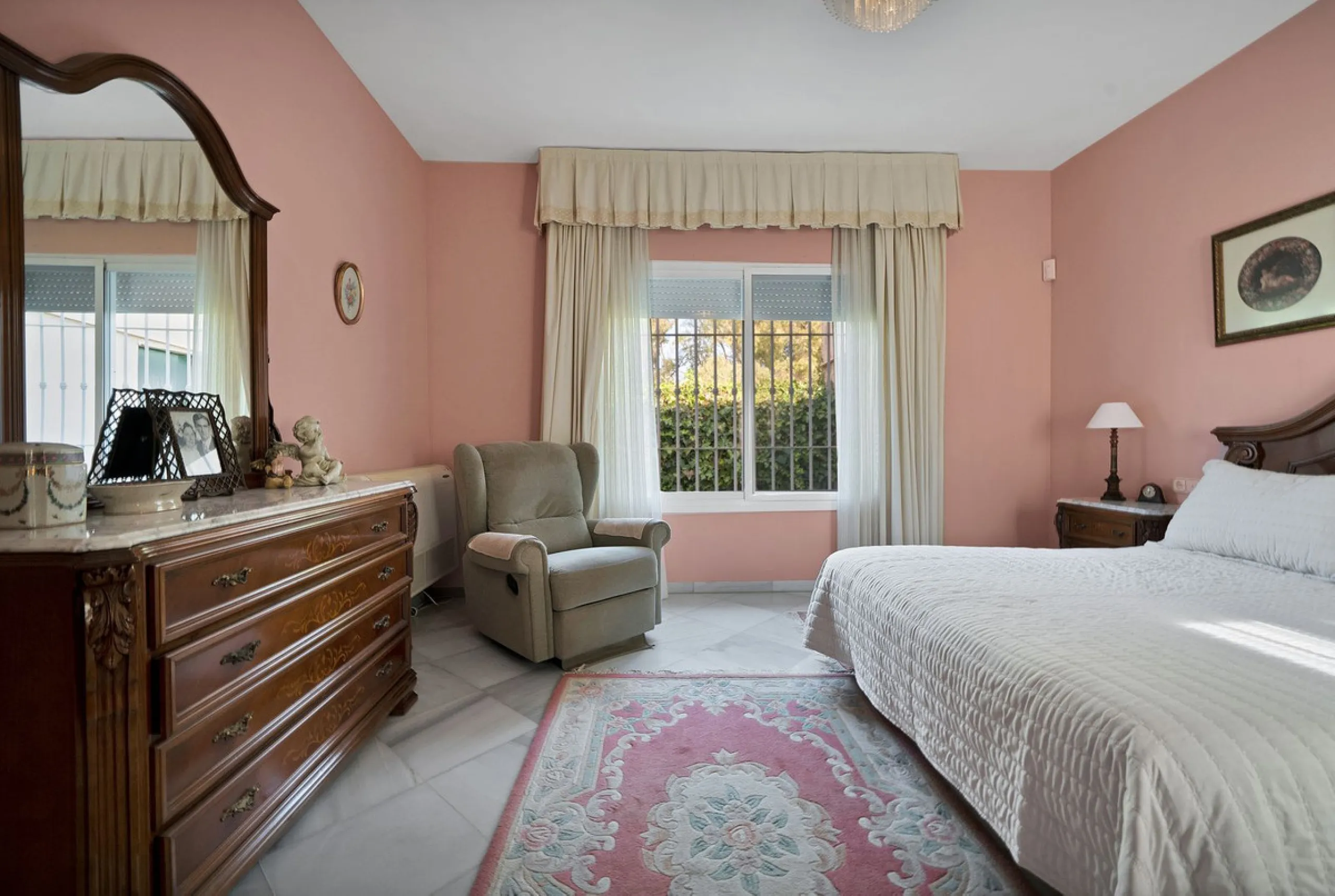 Welcome to this stunning classic-style villa is located in Alta Vista, San Pedro de Alcántara, Málaga. With a plot size of 1000m² and a built area of 500m², this property offers ample space to enjoy life on the Costa del Sol.