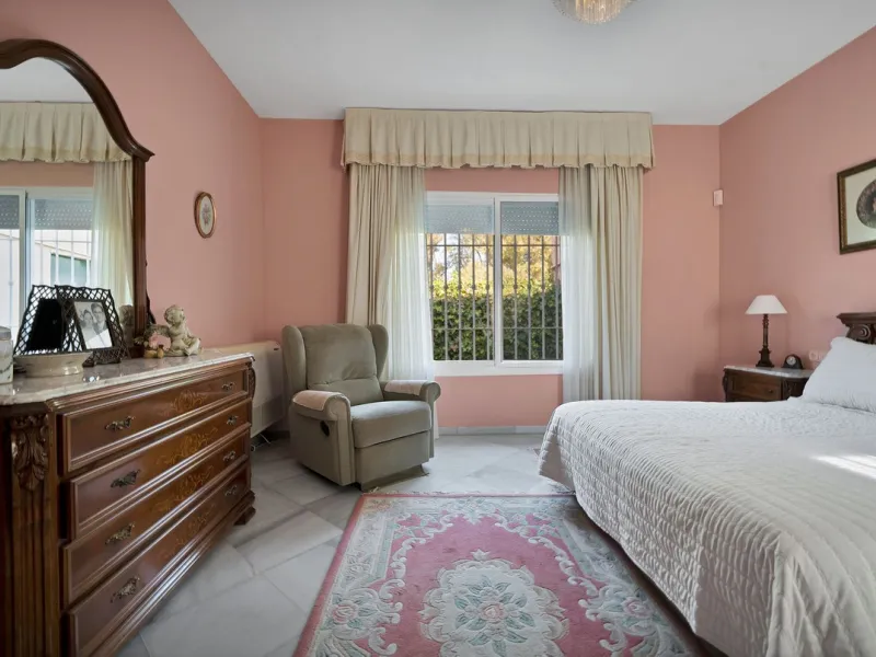 Welcome to this stunning classic-style villa is located in Alta Vista, San Pedro de Alcántara, Málaga. With a plot size of 1000m² and a built area of 500m², this property offers ample space to enjoy life on the Costa del Sol.