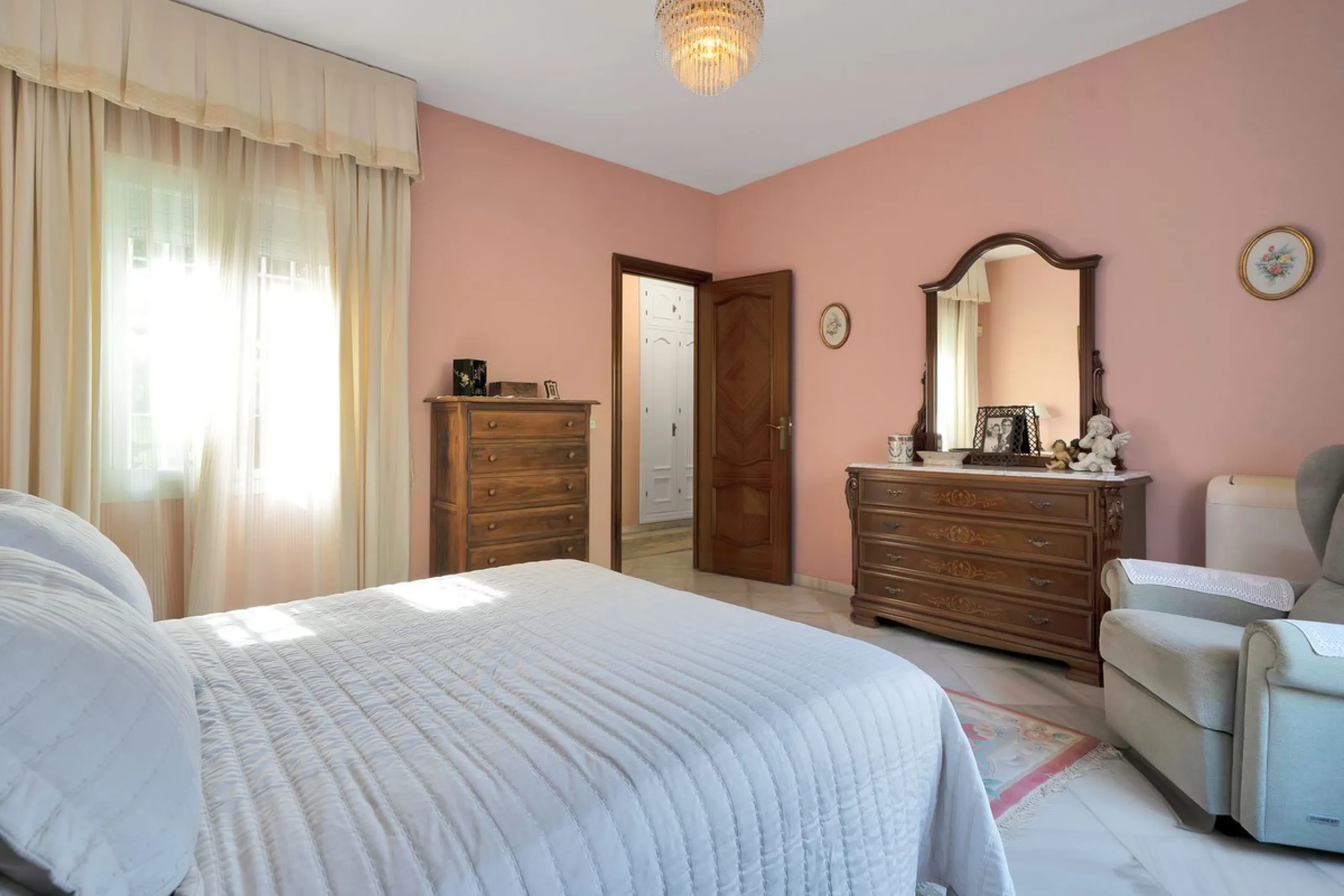 Welcome to this stunning classic-style villa is located in Alta Vista, San Pedro de Alcántara, Málaga. With a plot size of 1000m² and a built area of 500m², this property offers ample space to enjoy life on the Costa del Sol.
