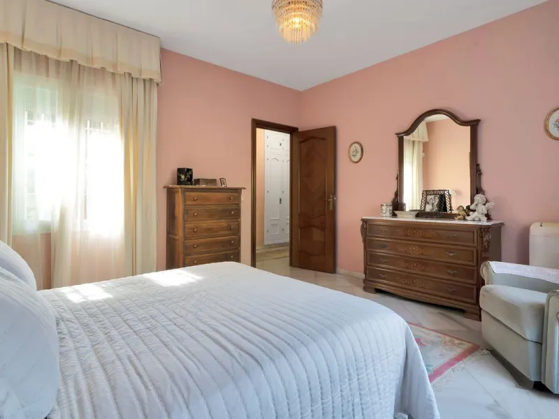 Welcome to this stunning classic-style villa is located in Alta Vista, San Pedro de Alcántara, Málaga. With a plot size of 1000m² and a built area of 500m², this property offers ample space to enjoy life on the Costa del Sol.