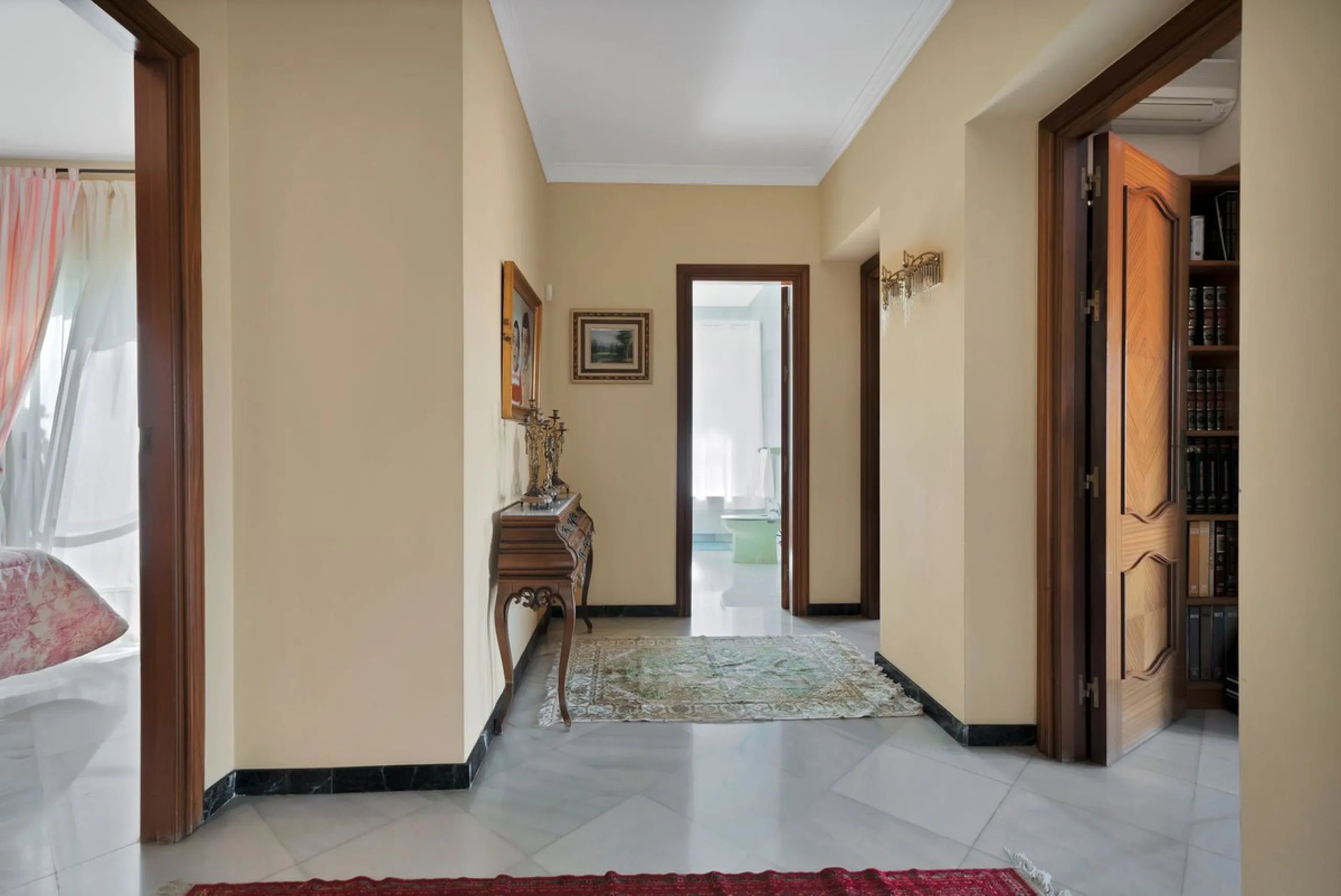 Welcome to this stunning classic-style villa is located in Alta Vista, San Pedro de Alcántara, Málaga. With a plot size of 1000m² and a built area of 500m², this property offers ample space to enjoy life on the Costa del Sol.