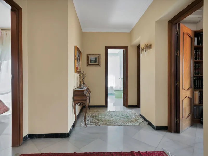Welcome to this stunning classic-style villa is located in Alta Vista, San Pedro de Alcántara, Málaga. With a plot size of 1000m² and a built area of 500m², this property offers ample space to enjoy life on the Costa del Sol.