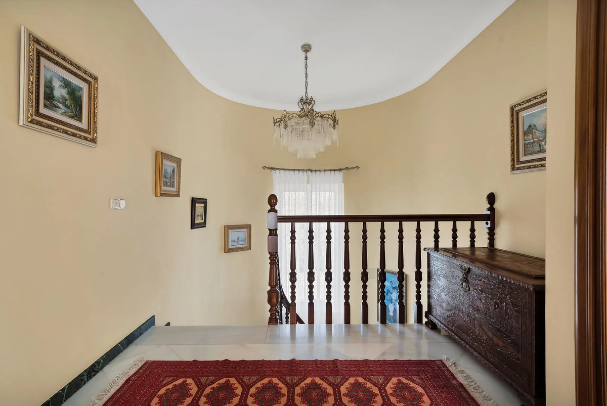 Welcome to this stunning classic-style villa is located in Alta Vista, San Pedro de Alcántara, Málaga. With a plot size of 1000m² and a built area of 500m², this property offers ample space to enjoy life on the Costa del Sol.