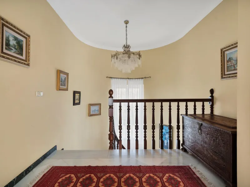 Welcome to this stunning classic-style villa is located in Alta Vista, San Pedro de Alcántara, Málaga. With a plot size of 1000m² and a built area of 500m², this property offers ample space to enjoy life on the Costa del Sol.