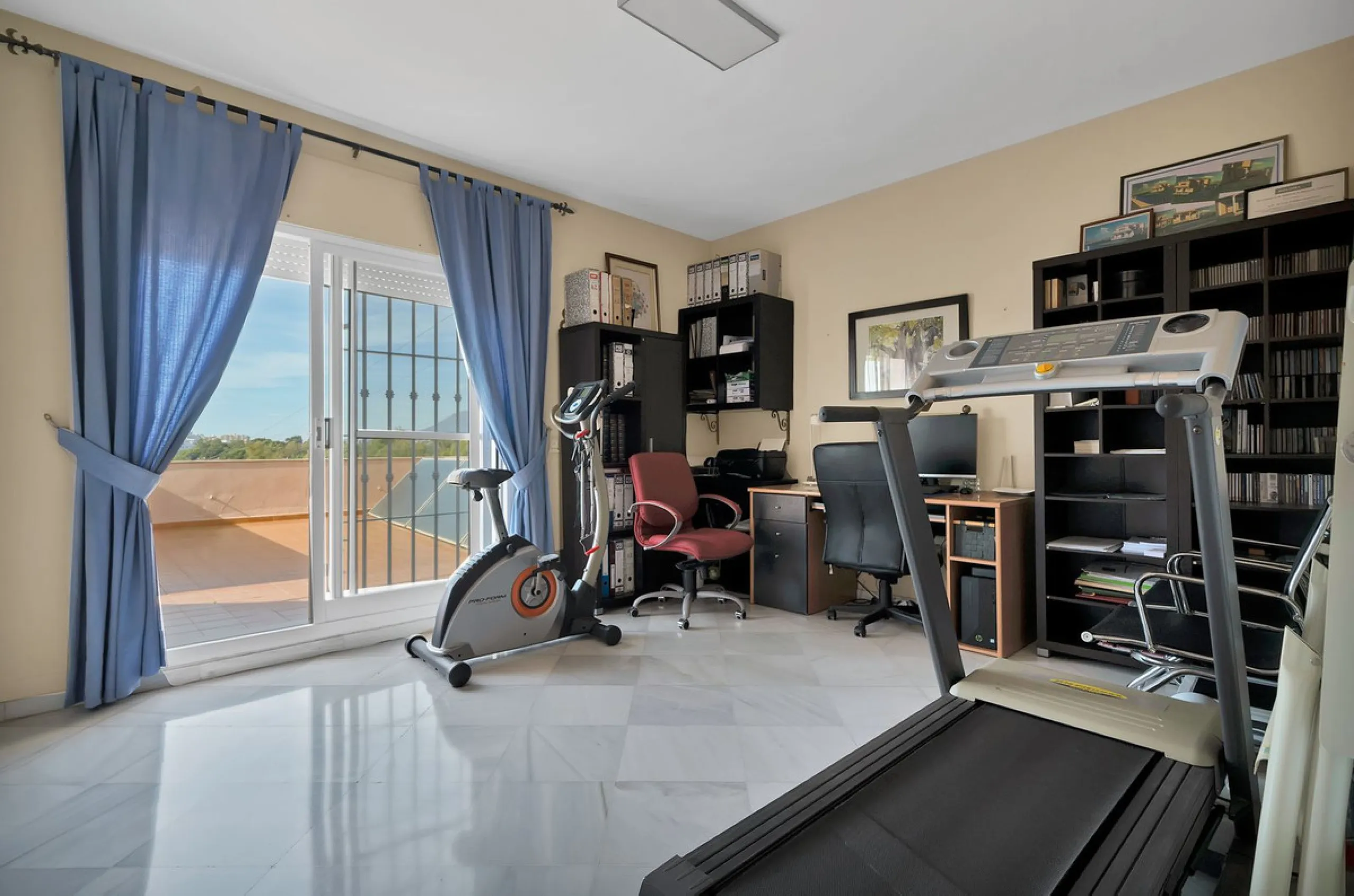 Welcome to this stunning classic-style villa is located in Alta Vista, San Pedro de Alcántara, Málaga. With a plot size of 1000m² and a built area of 500m², this property offers ample space to enjoy life on the Costa del Sol.