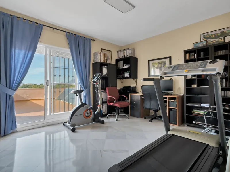 Welcome to this stunning classic-style villa is located in Alta Vista, San Pedro de Alcántara, Málaga. With a plot size of 1000m² and a built area of 500m², this property offers ample space to enjoy life on the Costa del Sol.
