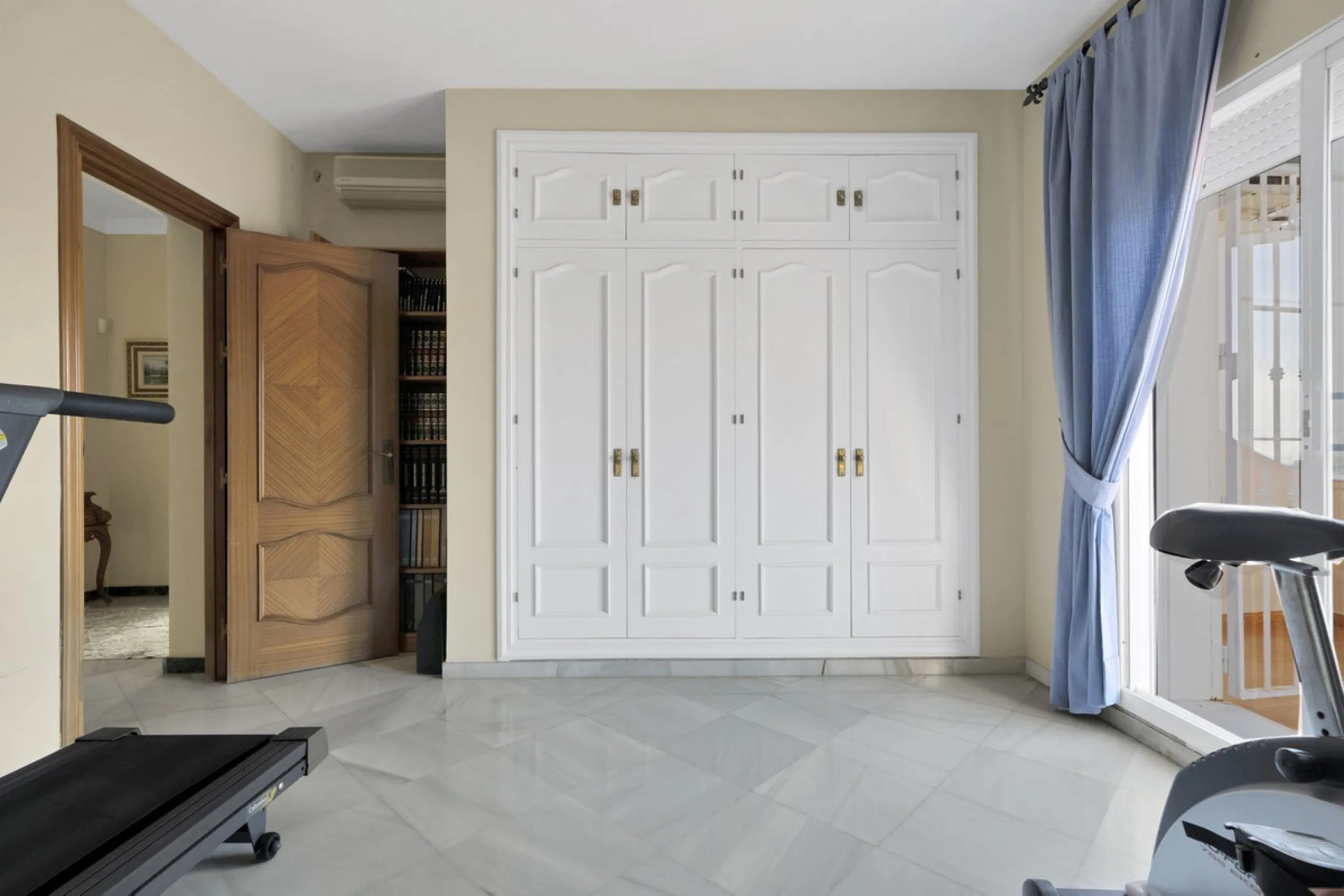 Welcome to this stunning classic-style villa is located in Alta Vista, San Pedro de Alcántara, Málaga. With a plot size of 1000m² and a built area of 500m², this property offers ample space to enjoy life on the Costa del Sol.