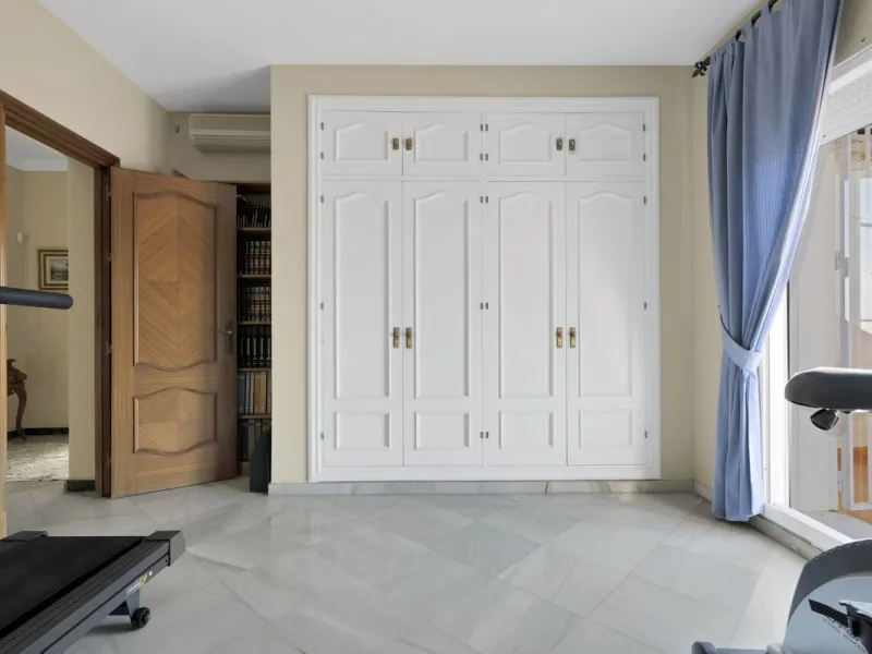 Welcome to this stunning classic-style villa is located in Alta Vista, San Pedro de Alcántara, Málaga. With a plot size of 1000m² and a built area of 500m², this property offers ample space to enjoy life on the Costa del Sol.