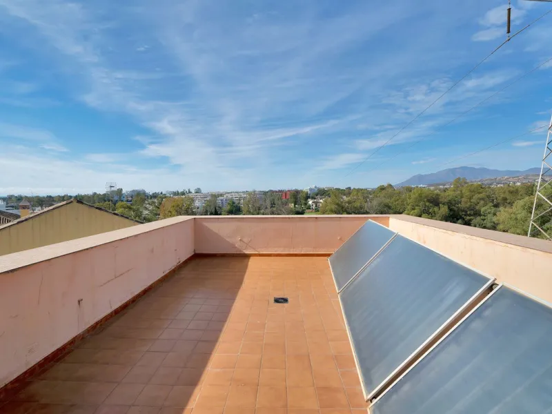Welcome to this stunning classic-style villa is located in Alta Vista, San Pedro de Alcántara, Málaga. With a plot size of 1000m² and a built area of 500m², this property offers ample space to enjoy life on the Costa del Sol.