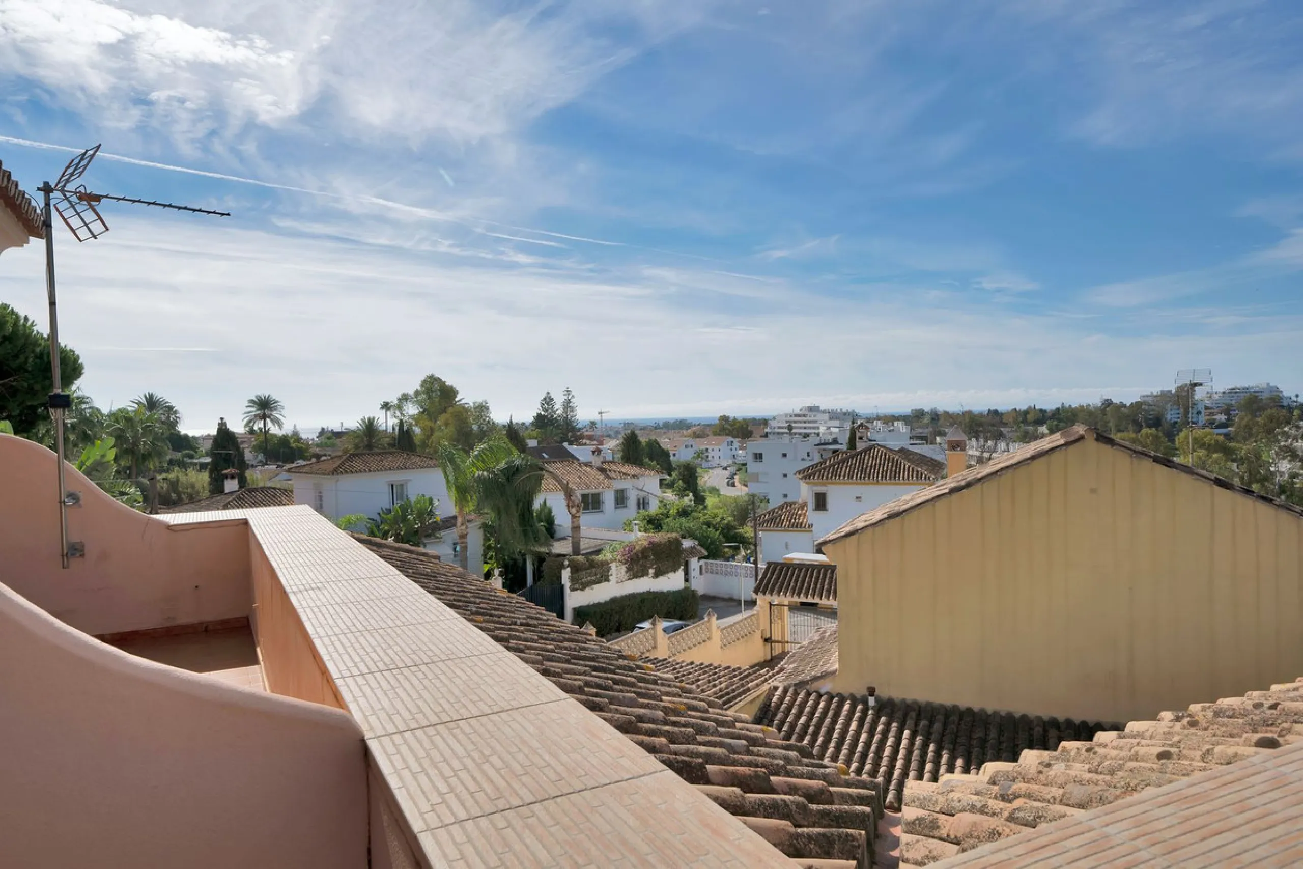 Welcome to this stunning classic-style villa is located in Alta Vista, San Pedro de Alcántara, Málaga. With a plot size of 1000m² and a built area of 500m², this property offers ample space to enjoy life on the Costa del Sol.