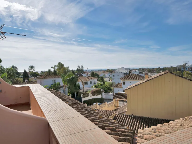 Welcome to this stunning classic-style villa is located in Alta Vista, San Pedro de Alcántara, Málaga. With a plot size of 1000m² and a built area of 500m², this property offers ample space to enjoy life on the Costa del Sol.