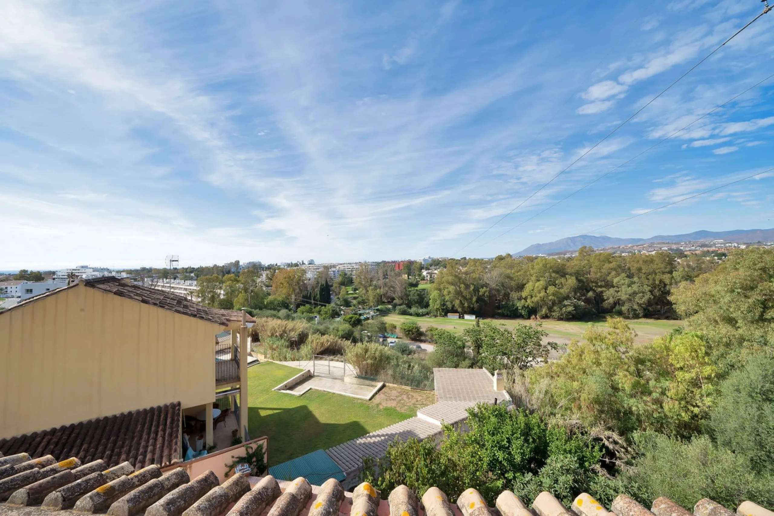 Welcome to this stunning classic-style villa is located in Alta Vista, San Pedro de Alcántara, Málaga. With a plot size of 1000m² and a built area of 500m², this property offers ample space to enjoy life on the Costa del Sol.