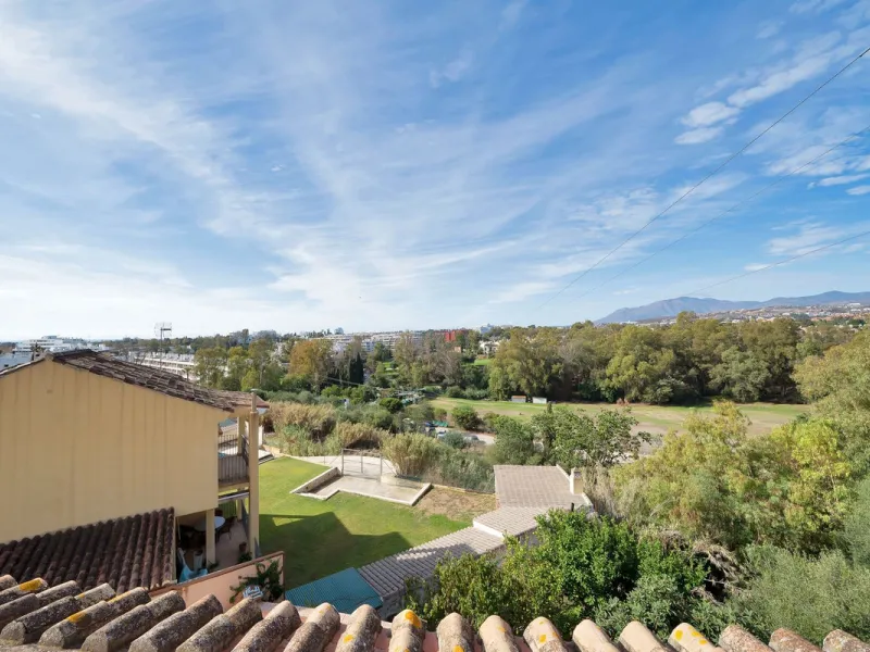 Welcome to this stunning classic-style villa is located in Alta Vista, San Pedro de Alcántara, Málaga. With a plot size of 1000m² and a built area of 500m², this property offers ample space to enjoy life on the Costa del Sol.