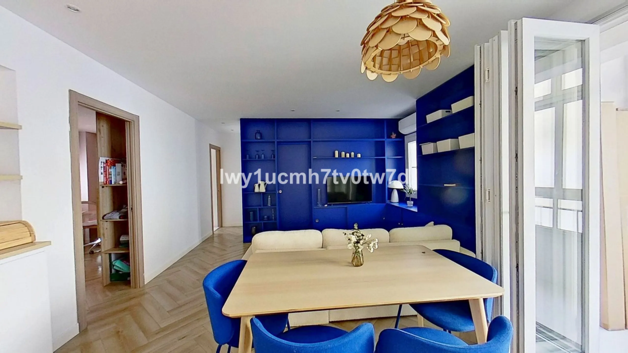 We are pleased to present this EXCLUSIVE 72 m² flat, renovated for maximum comfort in one of the most sought-after areas of Malaga, where there are 300 days of sunshine a year and a mild climate all year round. Discover your new home in the heart of Malag