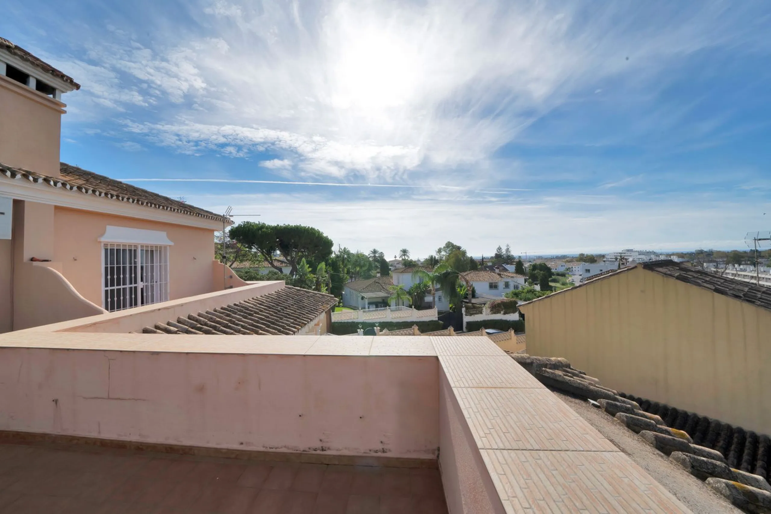 Welcome to this stunning classic-style villa is located in Alta Vista, San Pedro de Alcántara, Málaga. With a plot size of 1000m² and a built area of 500m², this property offers ample space to enjoy life on the Costa del Sol.