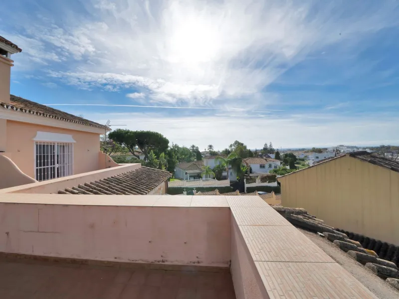 Welcome to this stunning classic-style villa is located in Alta Vista, San Pedro de Alcántara, Málaga. With a plot size of 1000m² and a built area of 500m², this property offers ample space to enjoy life on the Costa del Sol.