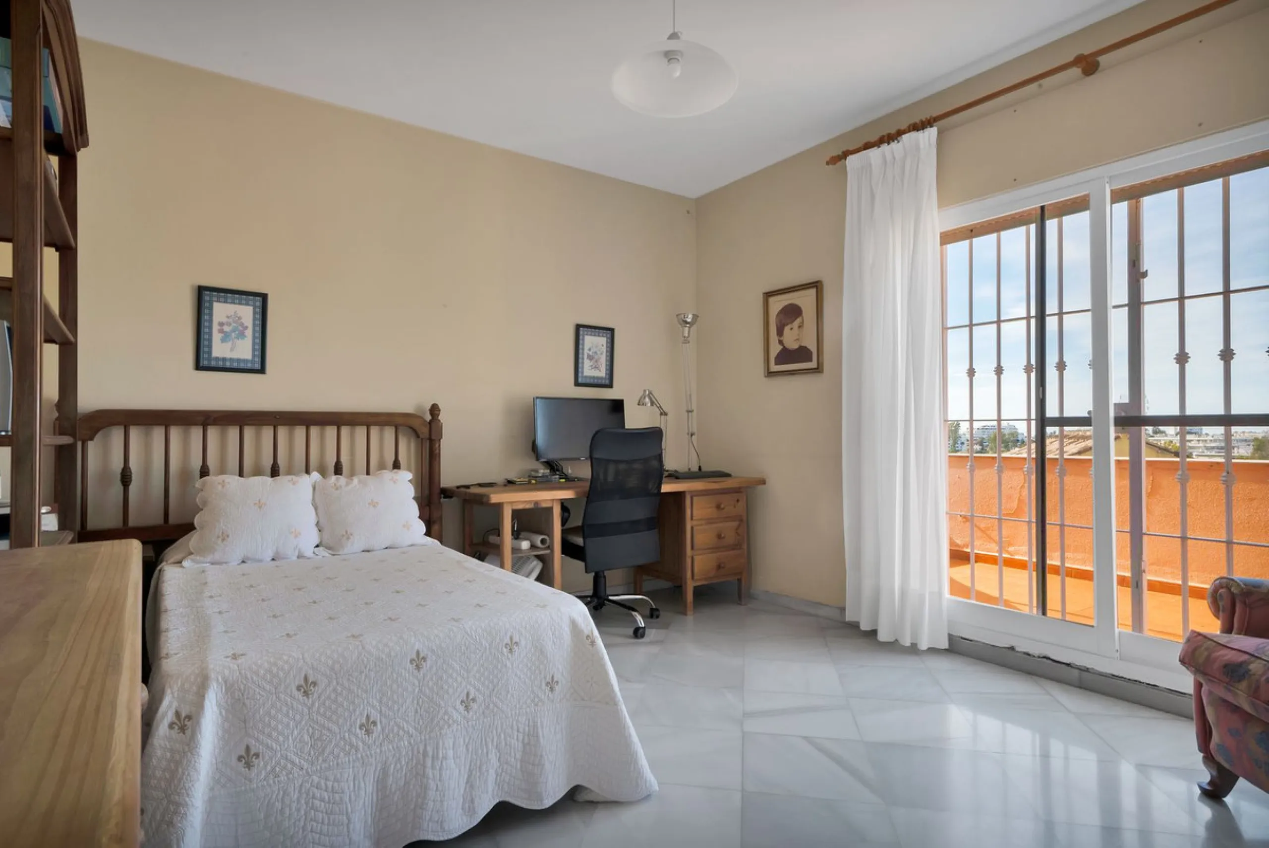 Welcome to this stunning classic-style villa is located in Alta Vista, San Pedro de Alcántara, Málaga. With a plot size of 1000m² and a built area of 500m², this property offers ample space to enjoy life on the Costa del Sol.