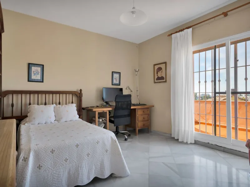 Welcome to this stunning classic-style villa is located in Alta Vista, San Pedro de Alcántara, Málaga. With a plot size of 1000m² and a built area of 500m², this property offers ample space to enjoy life on the Costa del Sol.