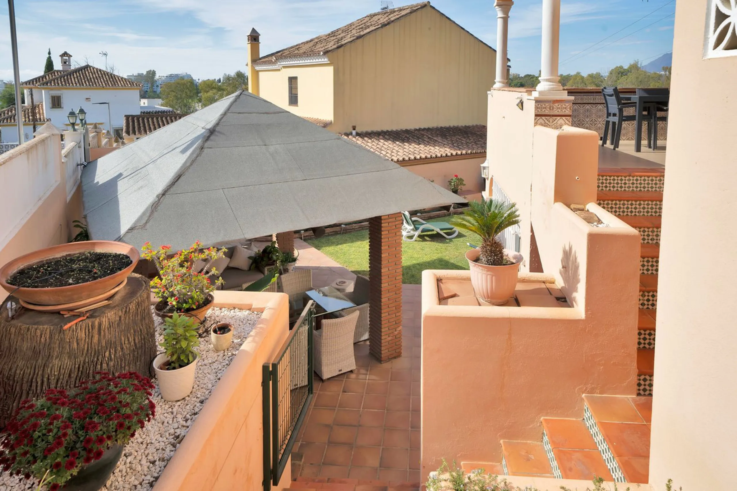 Welcome to this stunning classic-style villa is located in Alta Vista, San Pedro de Alcántara, Málaga. With a plot size of 1000m² and a built area of 500m², this property offers ample space to enjoy life on the Costa del Sol.