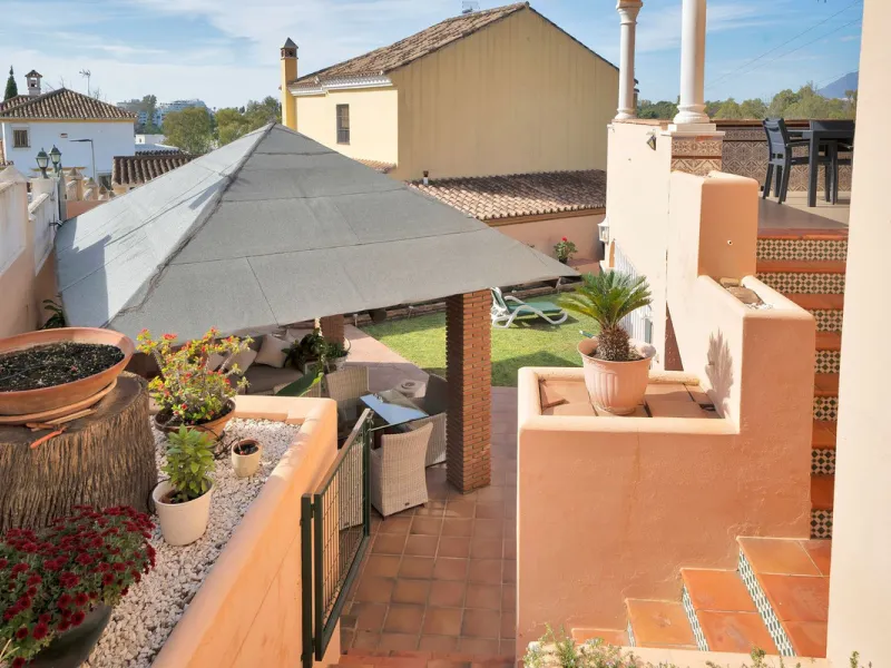 Welcome to this stunning classic-style villa is located in Alta Vista, San Pedro de Alcántara, Málaga. With a plot size of 1000m² and a built area of 500m², this property offers ample space to enjoy life on the Costa del Sol.