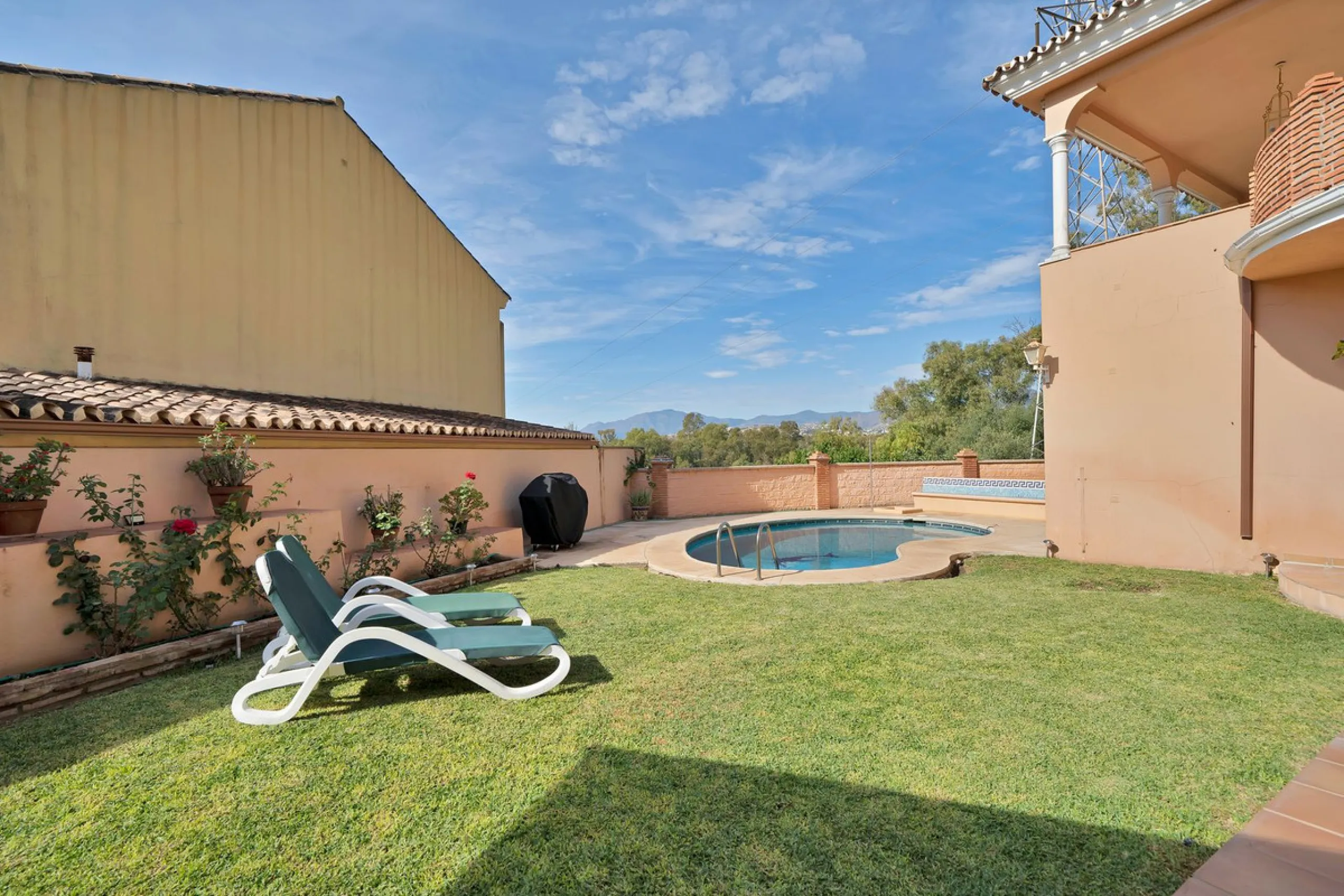 Welcome to this stunning classic-style villa is located in Alta Vista, San Pedro de Alcántara, Málaga. With a plot size of 1000m² and a built area of 500m², this property offers ample space to enjoy life on the Costa del Sol.