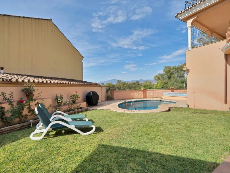 Welcome to this stunning classic-style villa is located in Alta Vista, San Pedro de Alcántara, Málaga. With a plot size of 1000m² and a built area of 500m², this property offers ample space to enjoy life on the Costa del Sol.