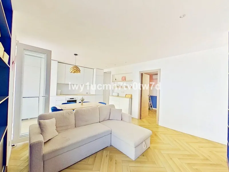 We are pleased to present this EXCLUSIVE 72 m² flat, renovated for maximum comfort in one of the most sought-after areas of Malaga, where there are 300 days of sunshine a year and a mild climate all year round. Discover your new home in the heart of Malag
