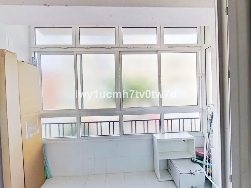 We are pleased to present this EXCLUSIVE 72 m² flat, renovated for maximum comfort in one of the most sought-after areas of Malaga, where there are 300 days of sunshine a year and a mild climate all year round. Discover your new home in the heart of Malag