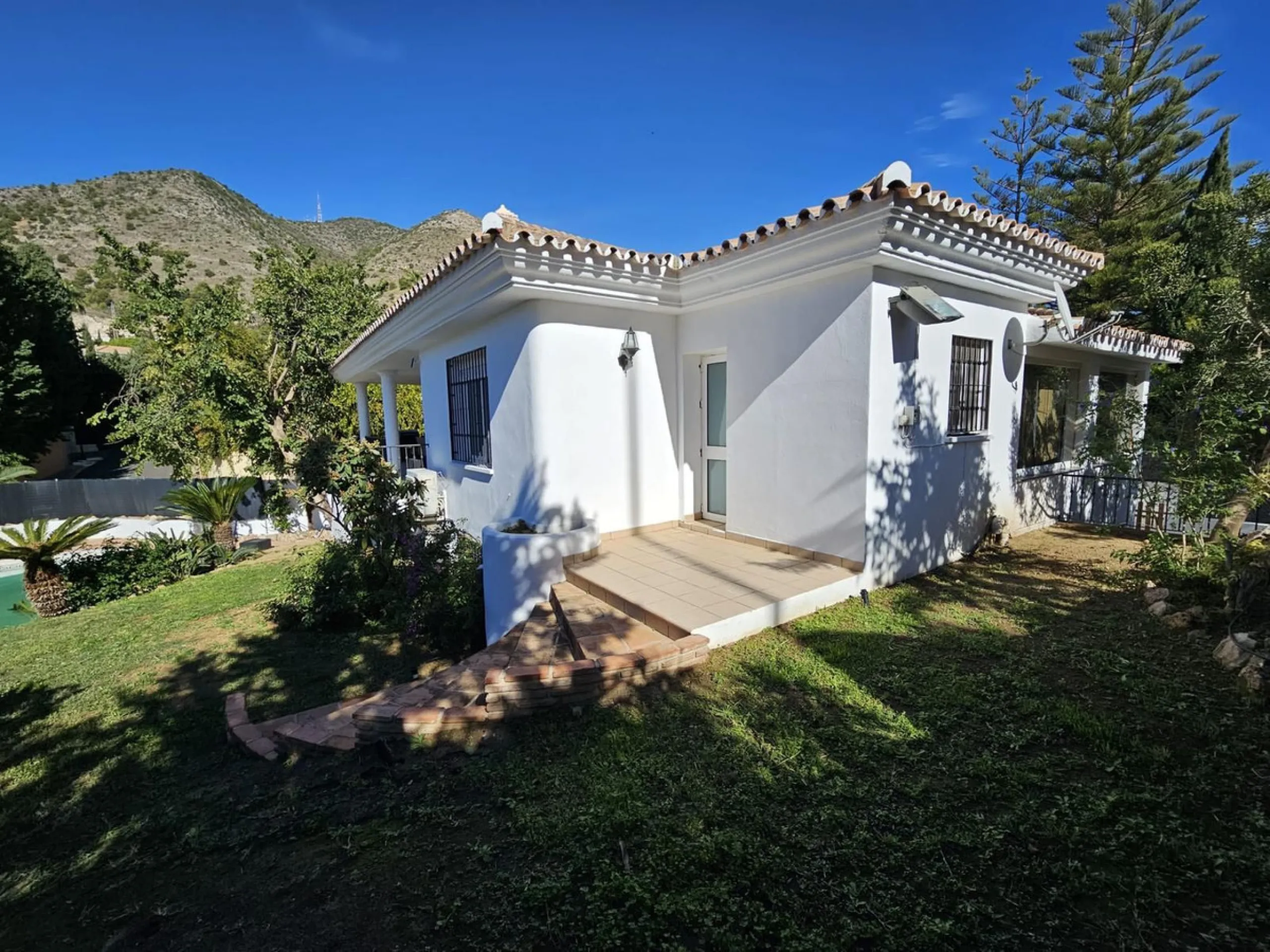 Wonderful villa located in the beautiful town of Benalmadena Pueblo. Nestled in the prestigious community of La Capellanía, this villa combines exclusivity with charm.