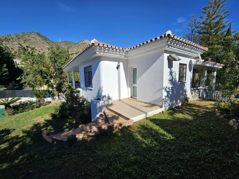Wonderful villa located in the beautiful town of Benalmadena Pueblo. Nestled in the prestigious community of La Capellanía, this villa combines exclusivity with charm.