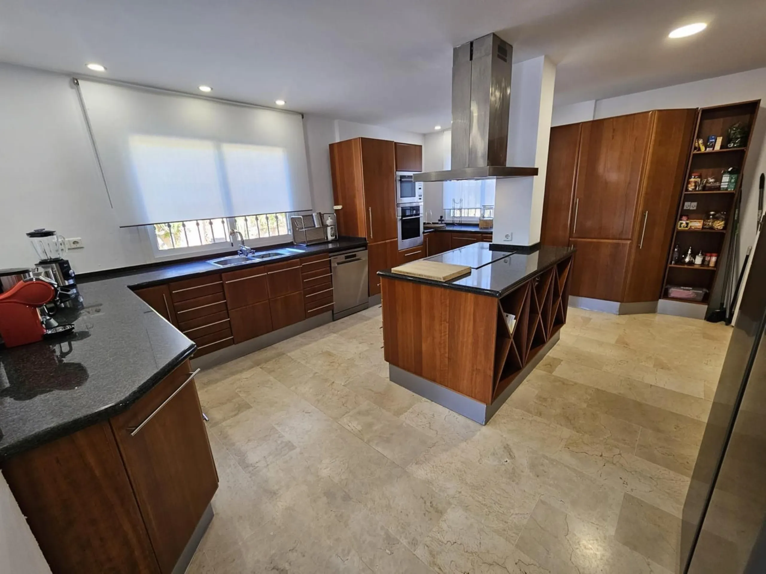 Wonderful villa located in the beautiful town of Benalmadena Pueblo. Nestled in the prestigious community of La Capellanía, this villa combines exclusivity with charm.