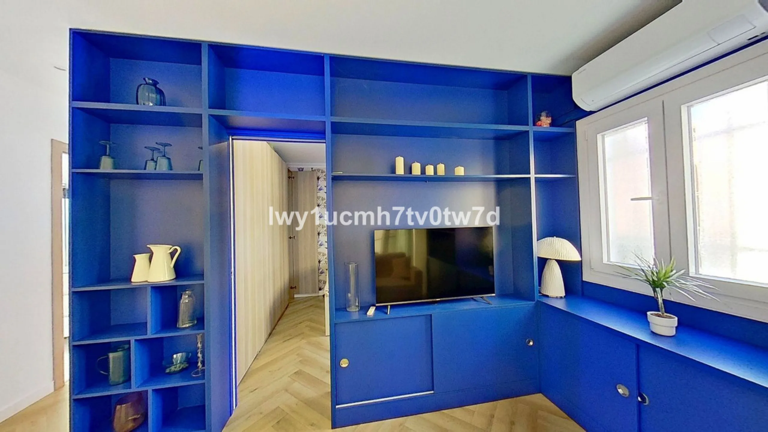 We are pleased to present this EXCLUSIVE 72 m² flat, renovated for maximum comfort in one of the most sought-after areas of Malaga, where there are 300 days of sunshine a year and a mild climate all year round. Discover your new home in the heart of Malag