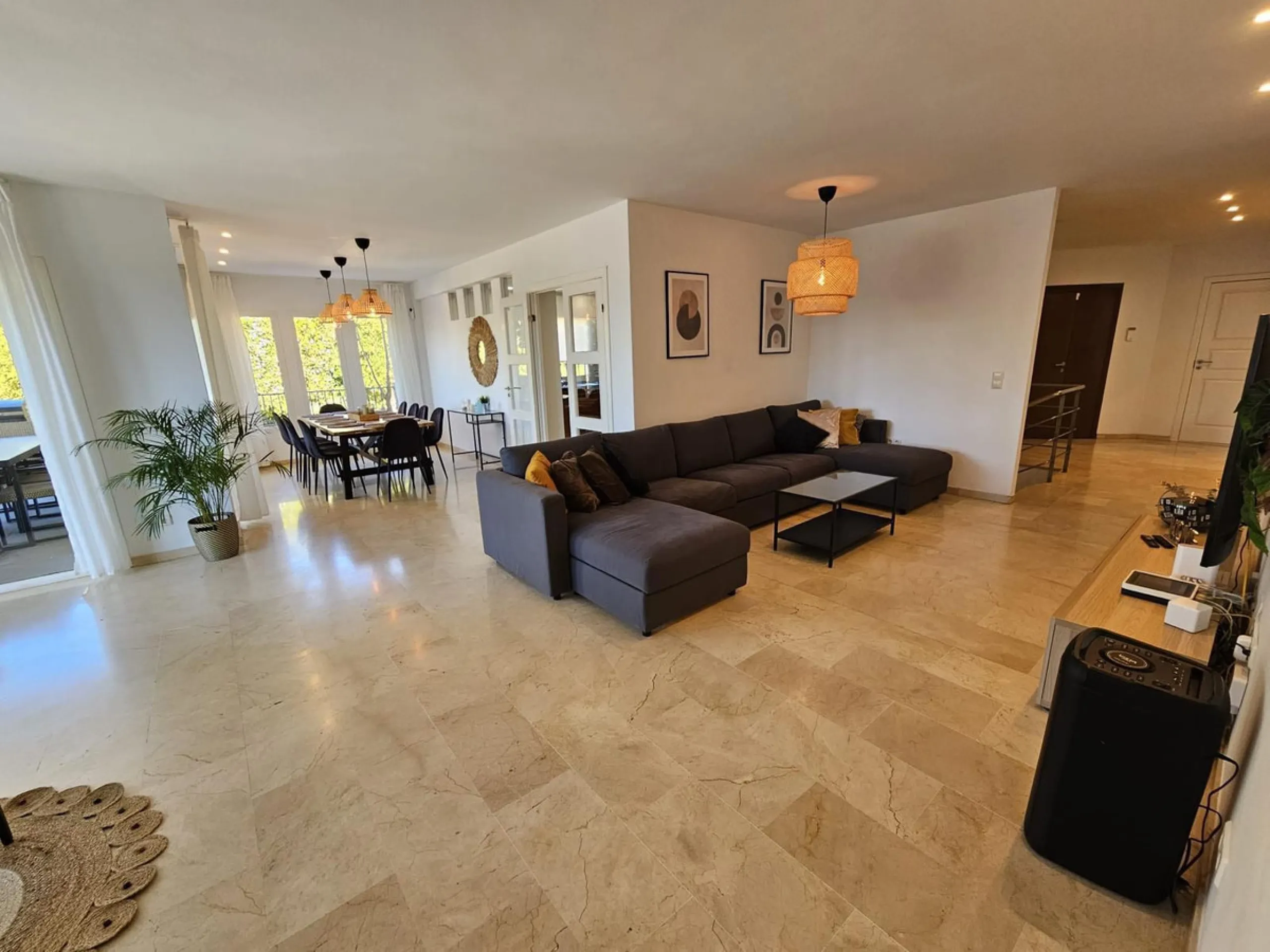 Wonderful villa located in the beautiful town of Benalmadena Pueblo. Nestled in the prestigious community of La Capellanía, this villa combines exclusivity with charm.