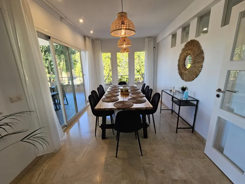 Wonderful villa located in the beautiful town of Benalmadena Pueblo. Nestled in the prestigious community of La Capellanía, this villa combines exclusivity with charm.