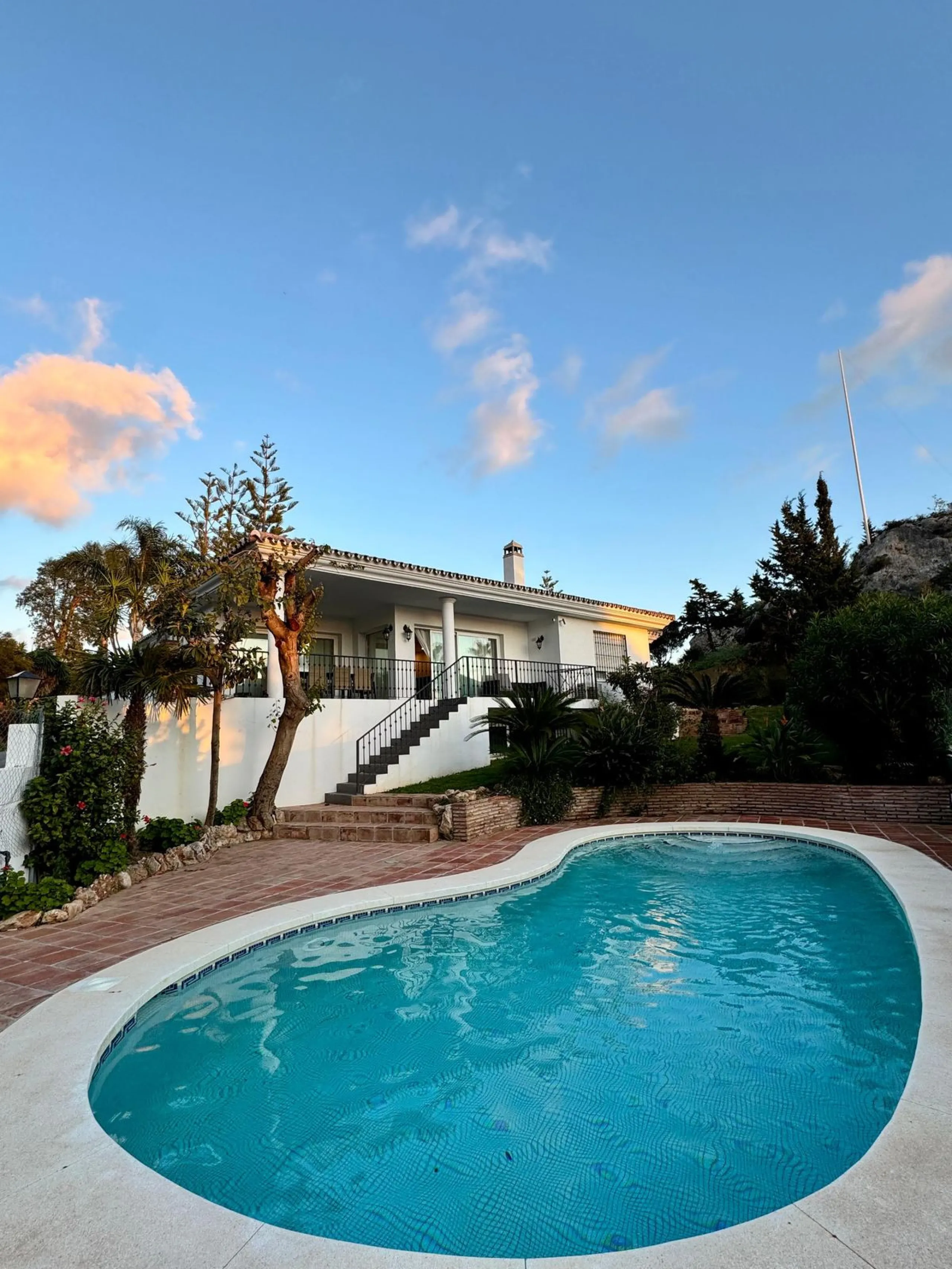 Wonderful villa located in the beautiful town of Benalmadena Pueblo. Nestled in the prestigious community of La Capellanía, this villa combines exclusivity with charm.