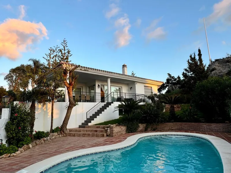 Wonderful villa located in the beautiful town of Benalmadena Pueblo. Nestled in the prestigious community of La Capellanía, this villa combines exclusivity with charm.