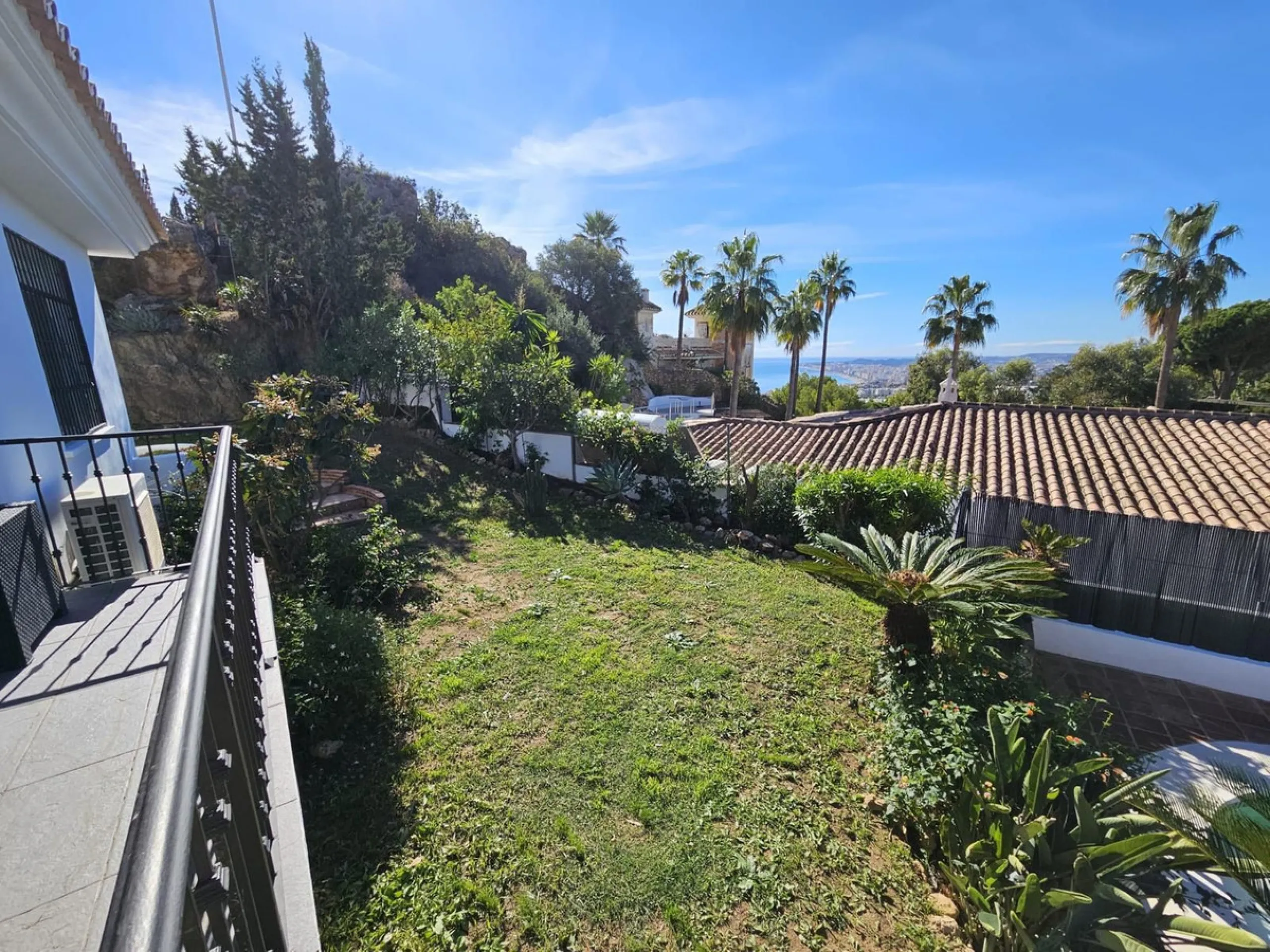 Wonderful villa located in the beautiful town of Benalmadena Pueblo. Nestled in the prestigious community of La Capellanía, this villa combines exclusivity with charm.