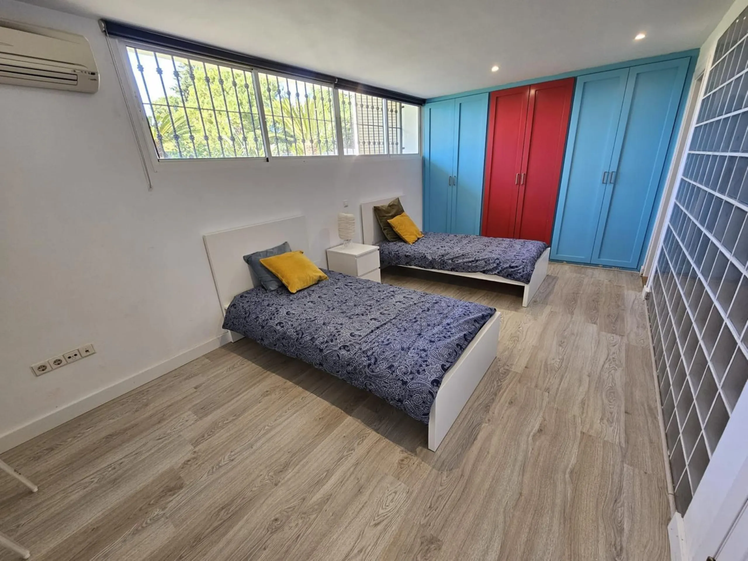 Wonderful villa located in the beautiful town of Benalmadena Pueblo. Nestled in the prestigious community of La Capellanía, this villa combines exclusivity with charm.