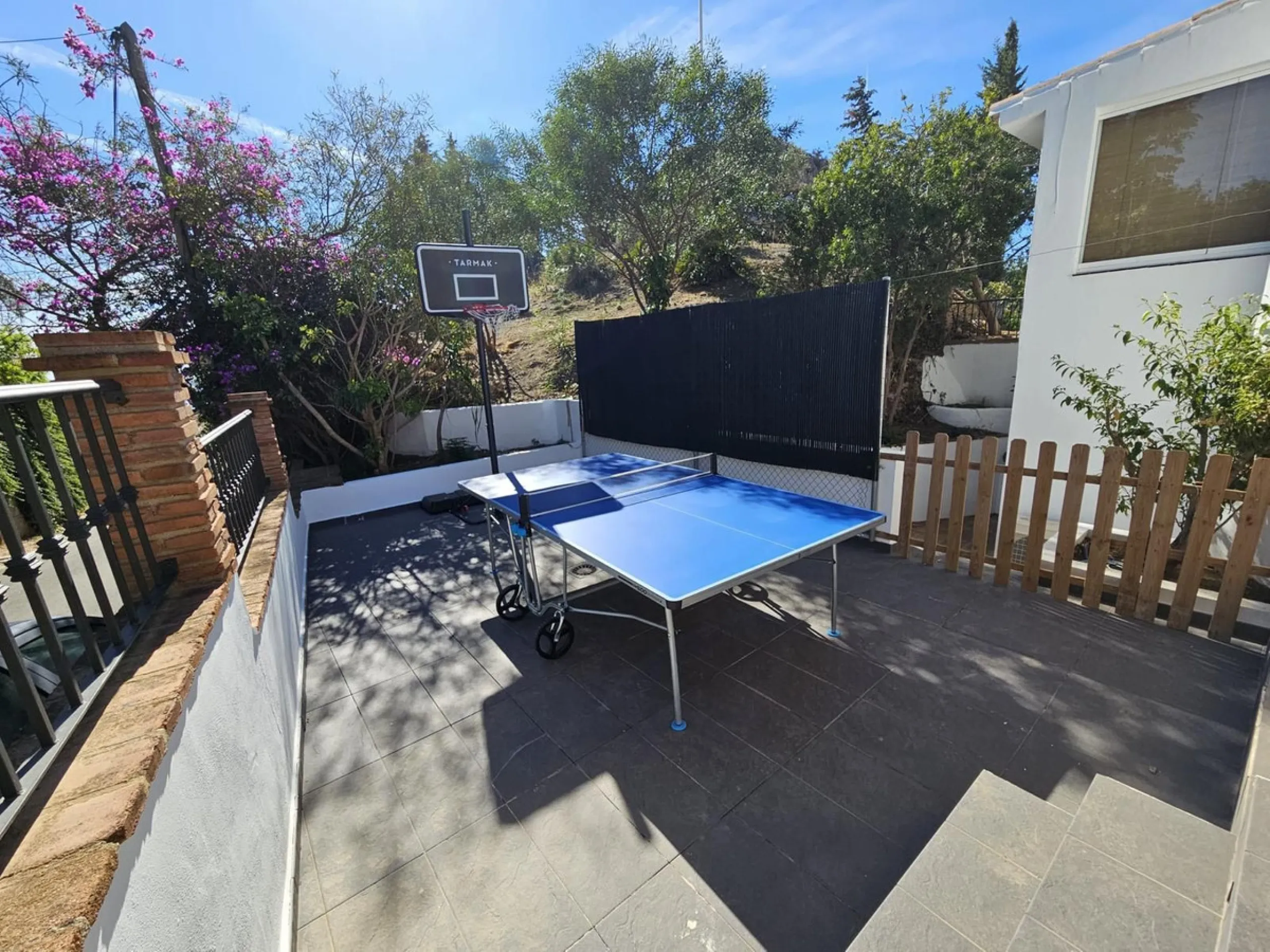 Wonderful villa located in the beautiful town of Benalmadena Pueblo. Nestled in the prestigious community of La Capellanía, this villa combines exclusivity with charm.