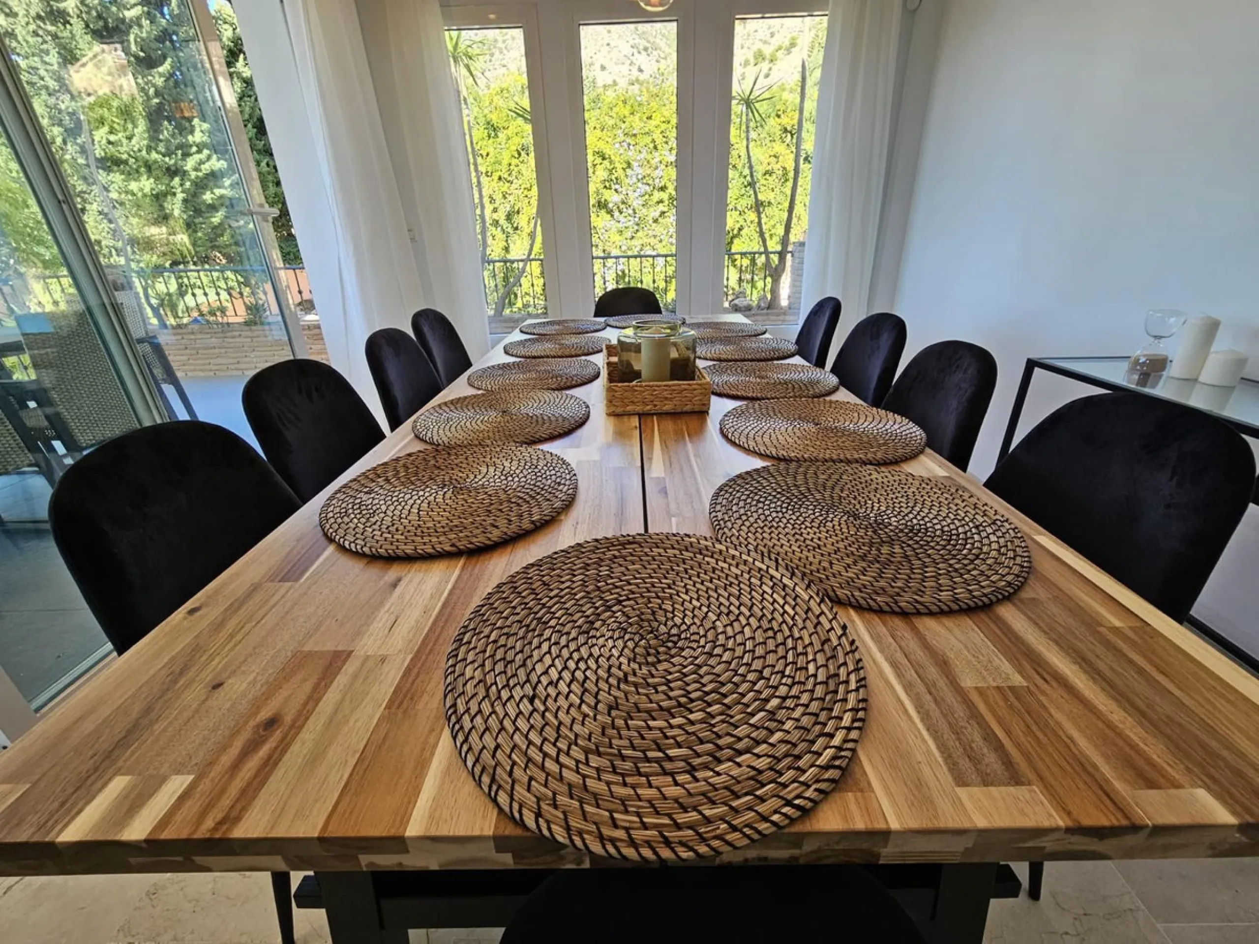 Wonderful villa located in the beautiful town of Benalmadena Pueblo. Nestled in the prestigious community of La Capellanía, this villa combines exclusivity with charm.