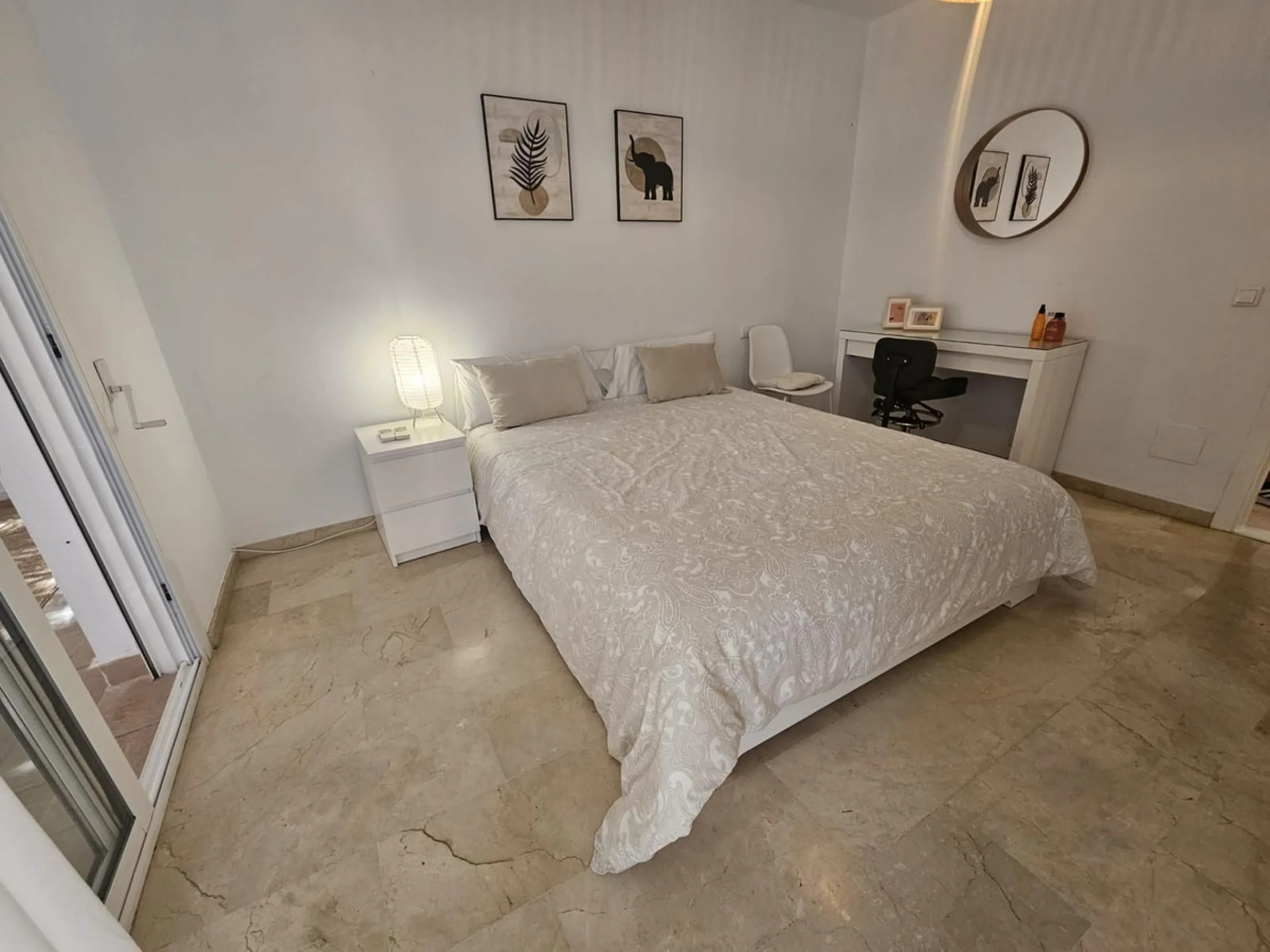Wonderful villa located in the beautiful town of Benalmadena Pueblo. Nestled in the prestigious community of La Capellanía, this villa combines exclusivity with charm.
