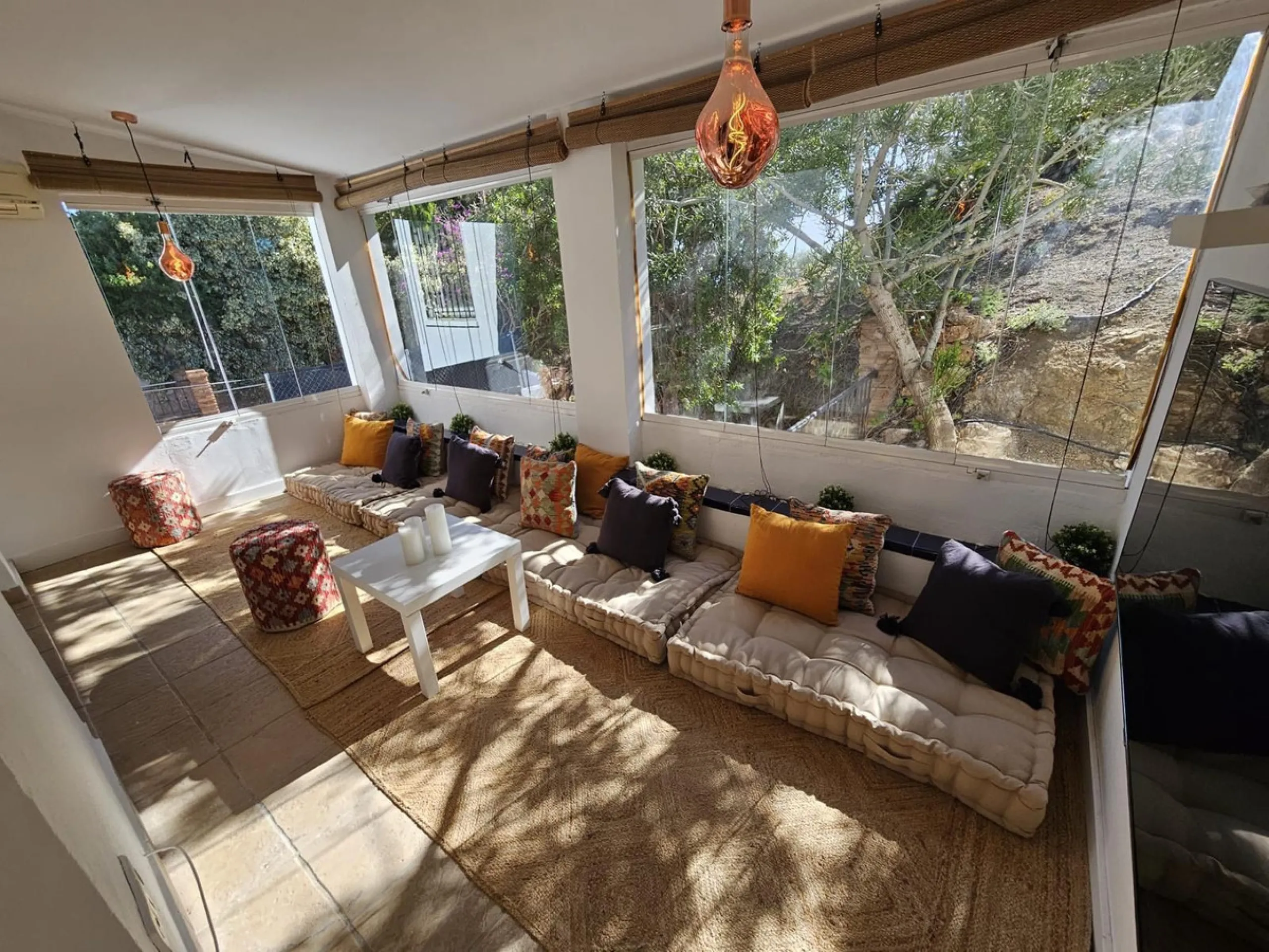 Wonderful villa located in the beautiful town of Benalmadena Pueblo. Nestled in the prestigious community of La Capellanía, this villa combines exclusivity with charm.