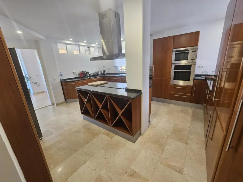 Wonderful villa located in the beautiful town of Benalmadena Pueblo. Nestled in the prestigious community of La Capellanía, this villa combines exclusivity with charm.