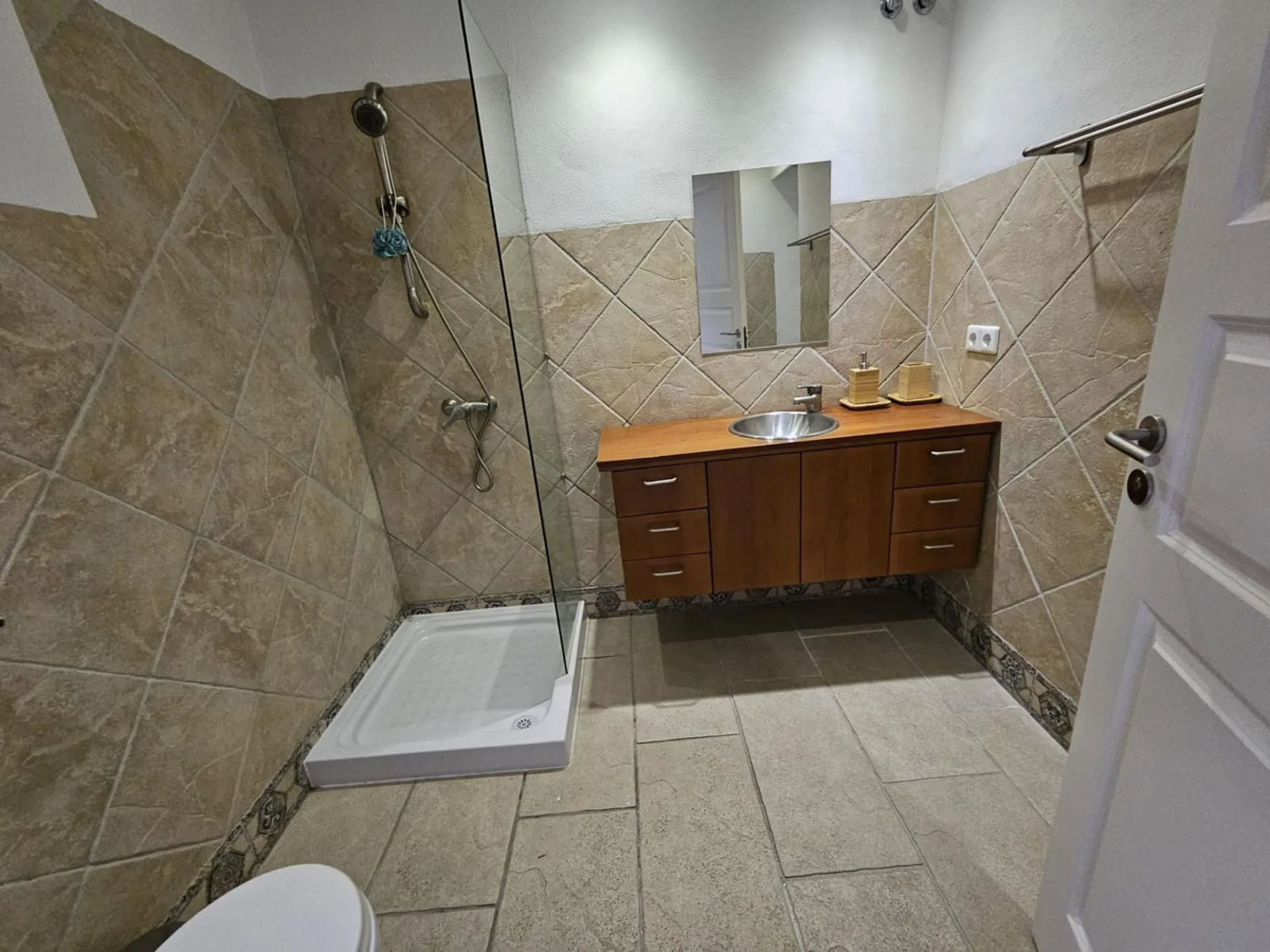 Wonderful villa located in the beautiful town of Benalmadena Pueblo. Nestled in the prestigious community of La Capellanía, this villa combines exclusivity with charm.