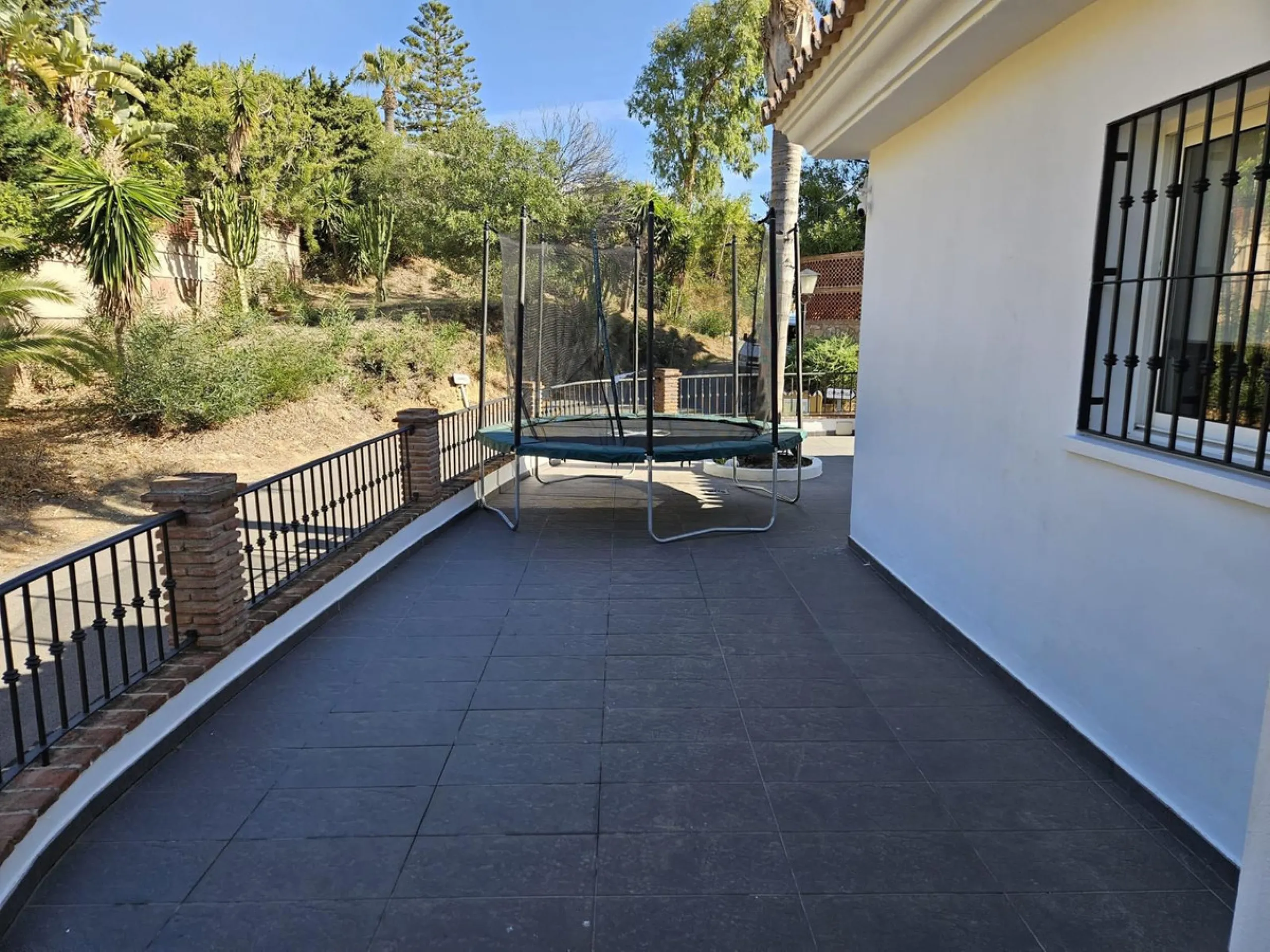 Wonderful villa located in the beautiful town of Benalmadena Pueblo. Nestled in the prestigious community of La Capellanía, this villa combines exclusivity with charm.