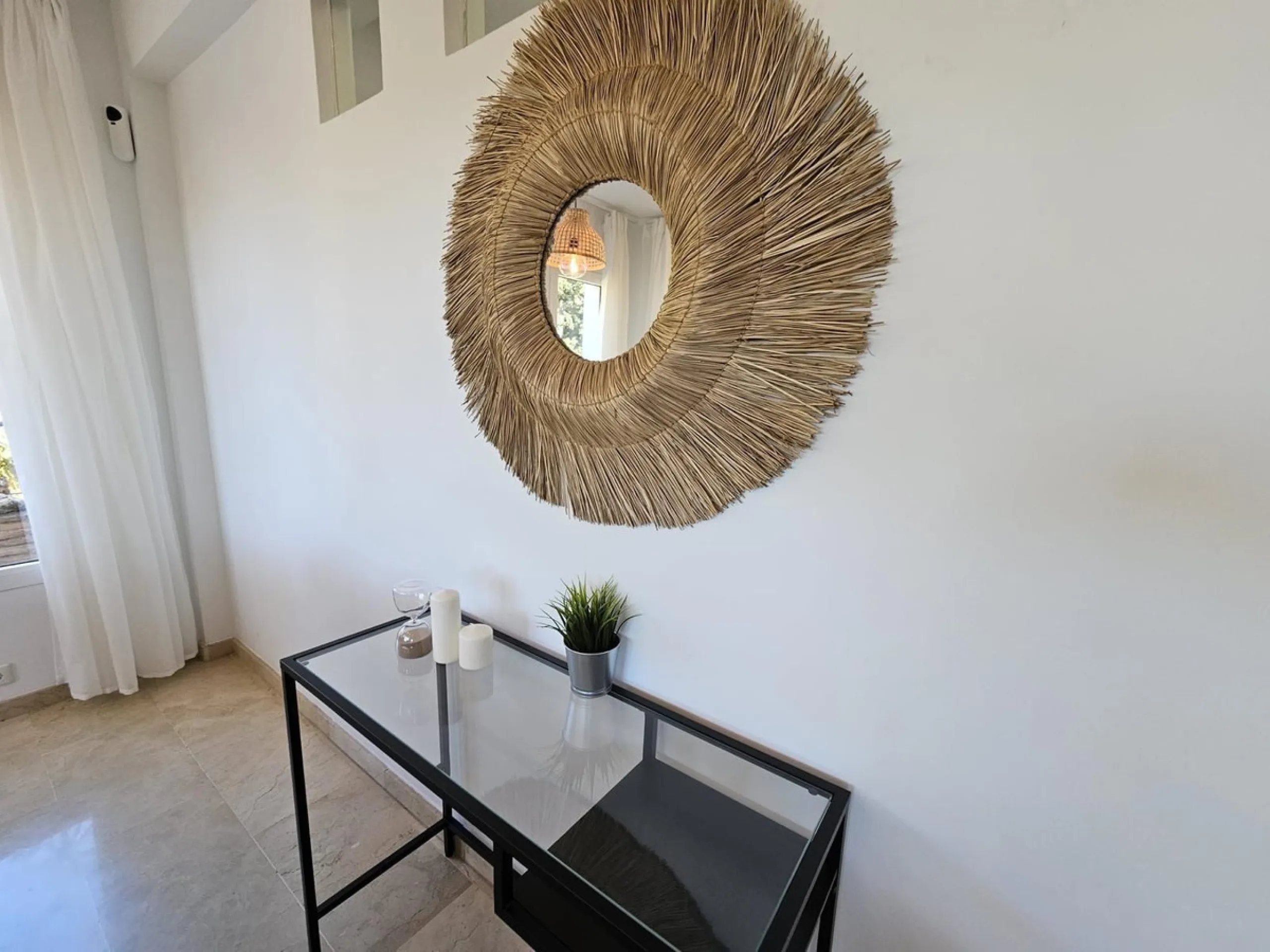 Wonderful villa located in the beautiful town of Benalmadena Pueblo. Nestled in the prestigious community of La Capellanía, this villa combines exclusivity with charm.