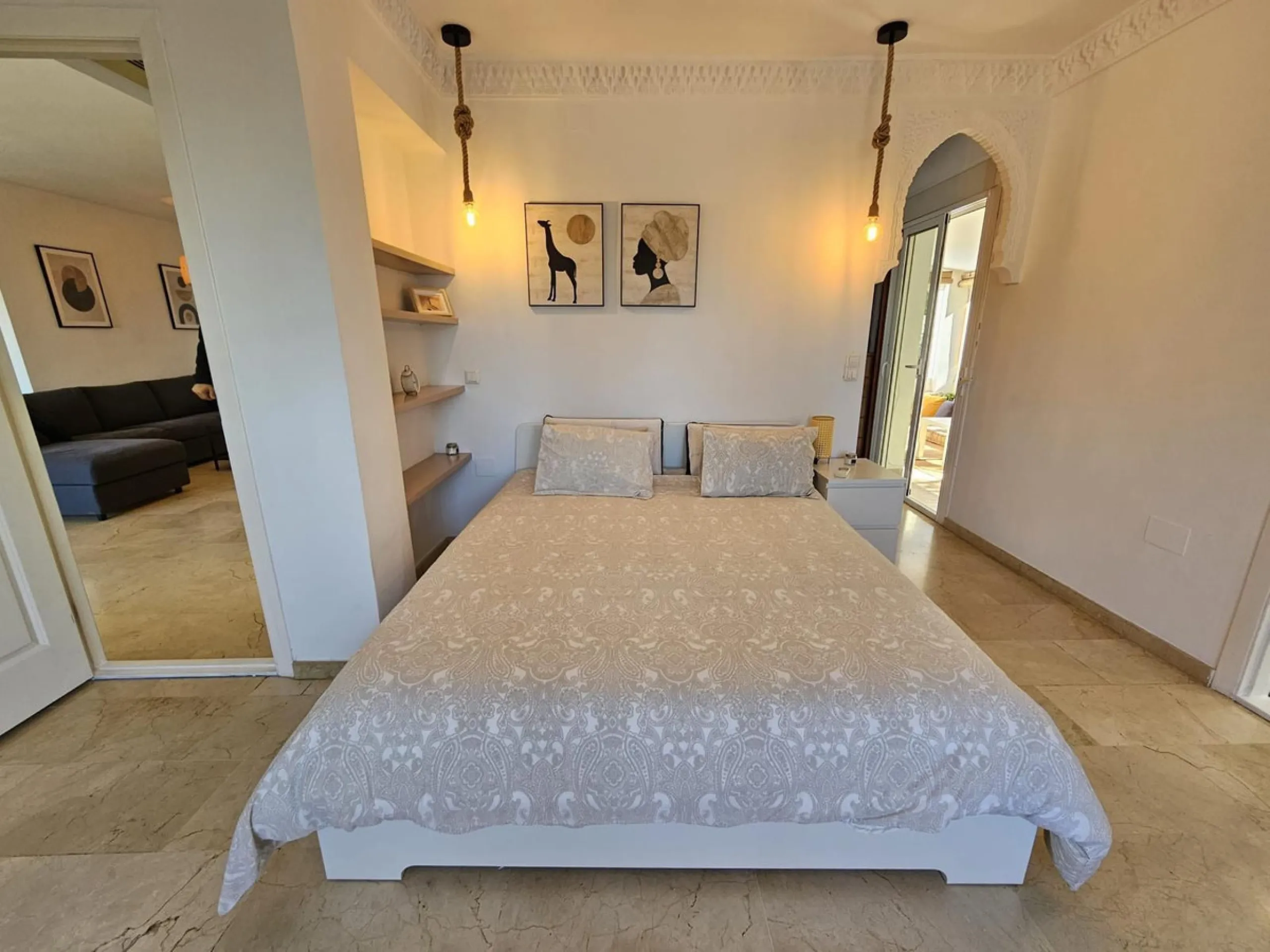 Wonderful villa located in the beautiful town of Benalmadena Pueblo. Nestled in the prestigious community of La Capellanía, this villa combines exclusivity with charm.