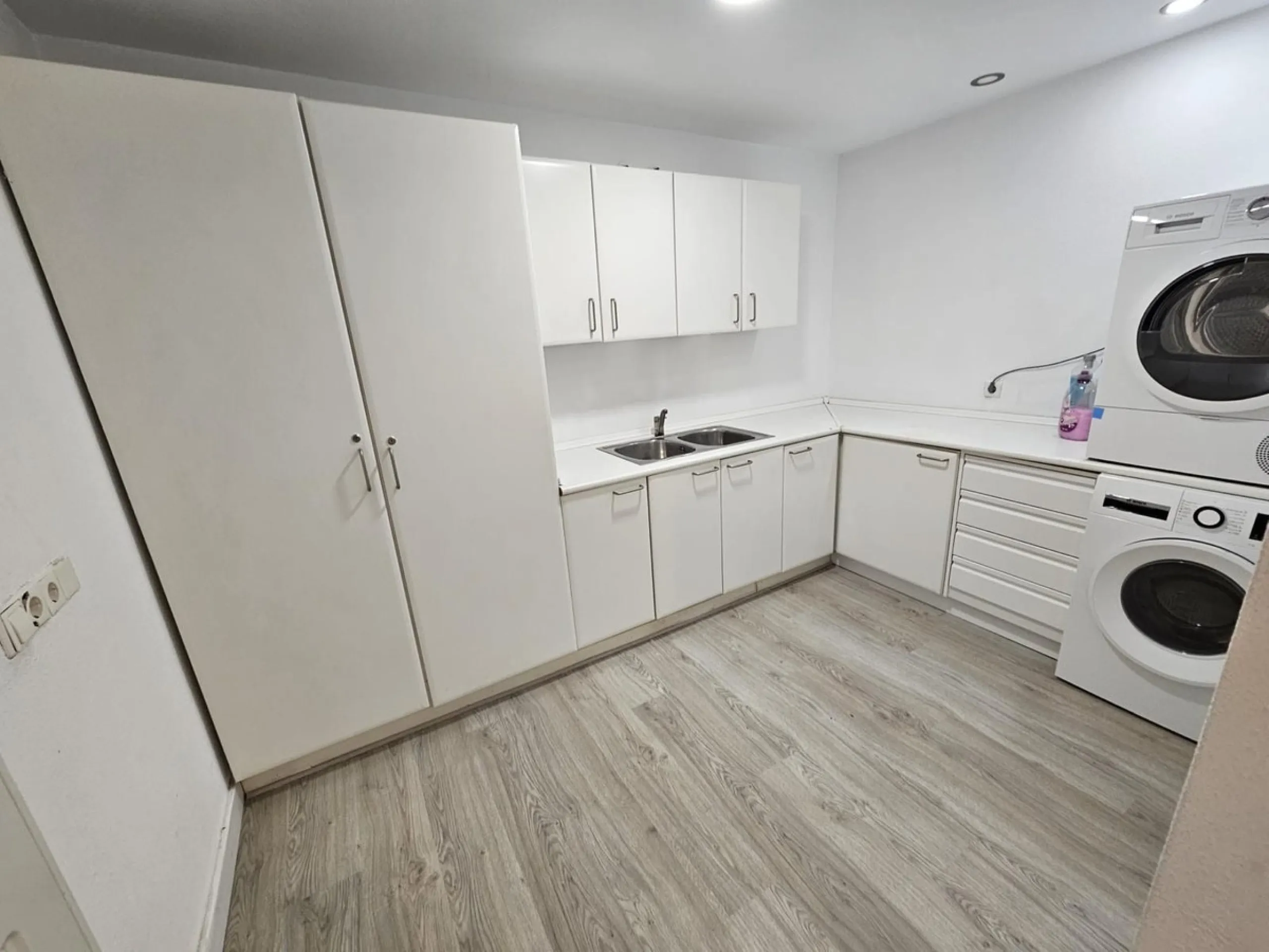 Wonderful villa located in the beautiful town of Benalmadena Pueblo. Nestled in the prestigious community of La Capellanía, this villa combines exclusivity with charm.